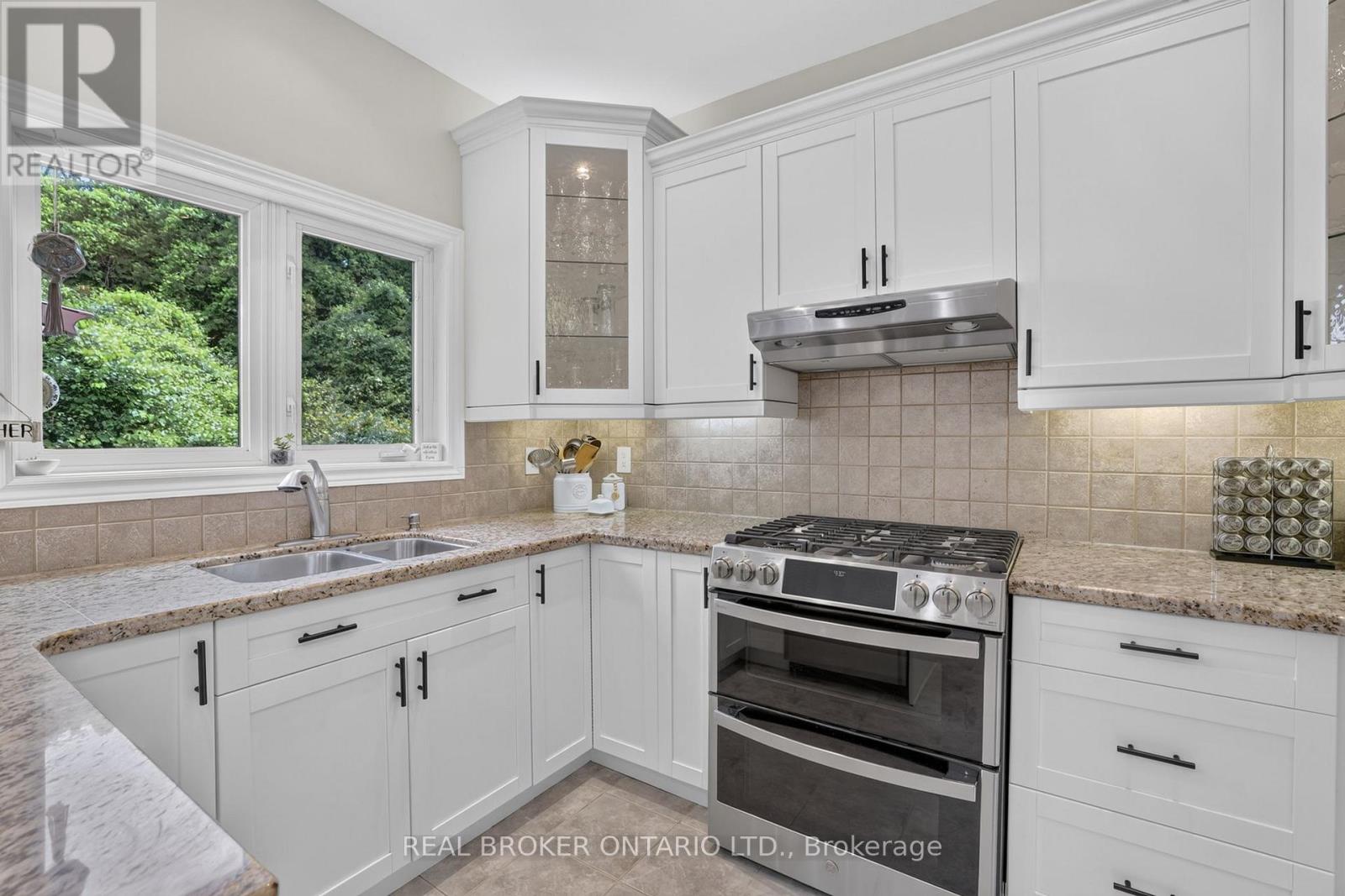813 Surin Court, Newmarket, Ontario  L3Y 8R3 - Photo 7 - N13465940