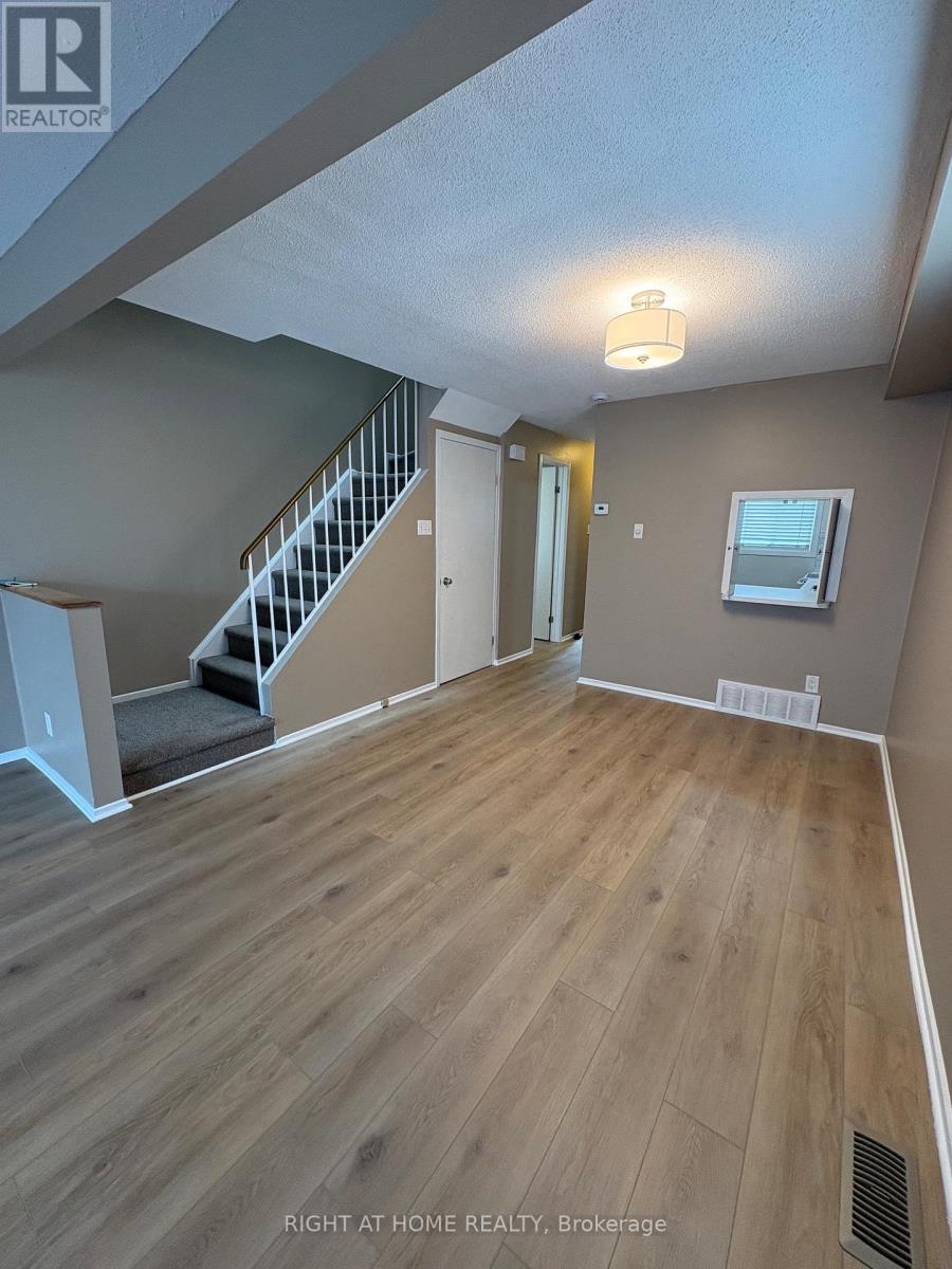 6 - 104 Valley Stream Drive, Ottawa, Ontario K2H 9E1 - Photo 5 - X13466204