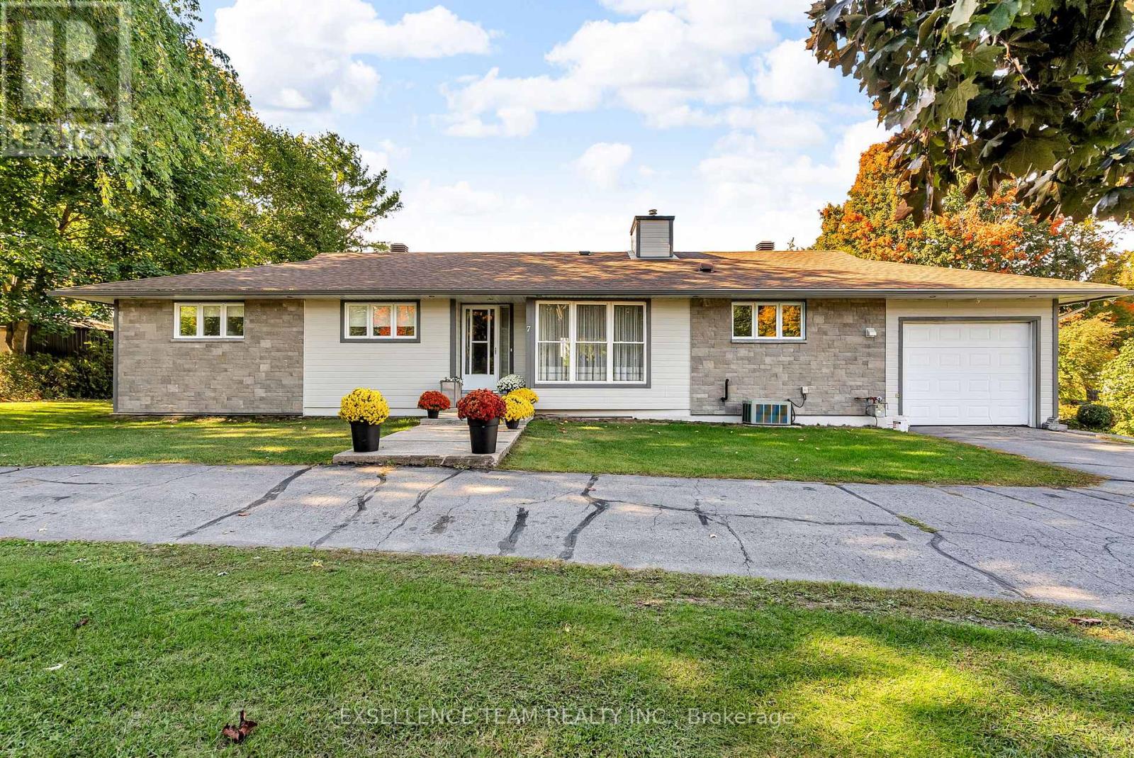 7 HILLVIEW CIRCLE, Champlain, Ontario