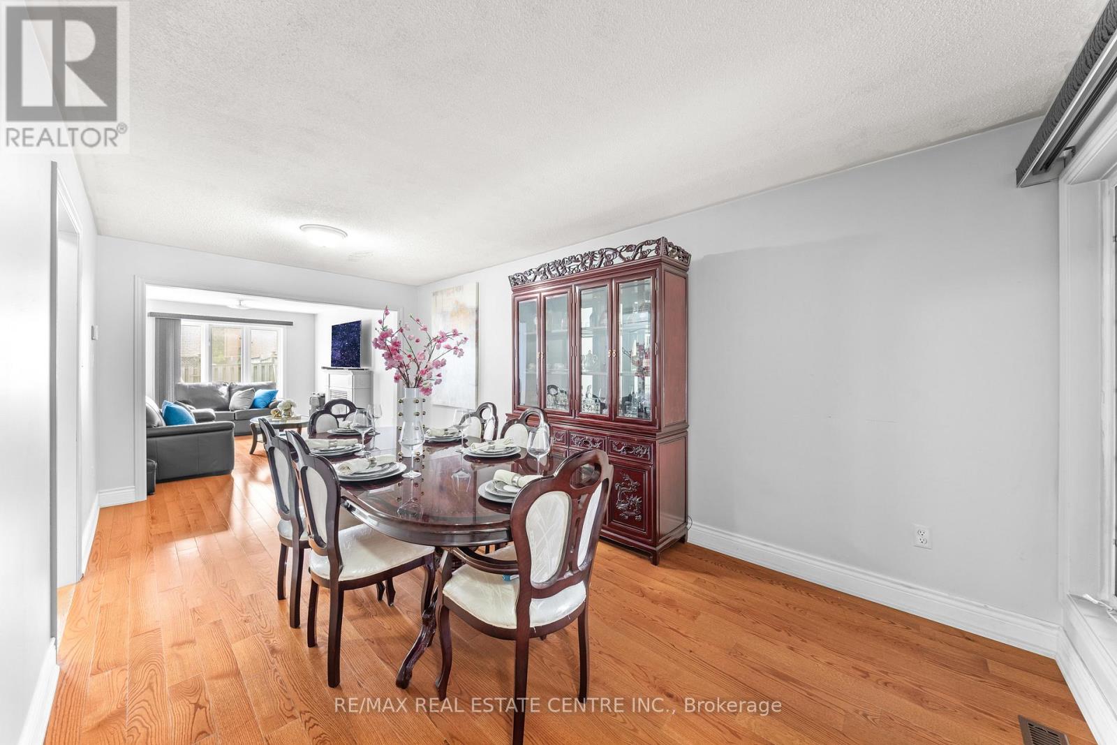18 Velvet Grass Lane, Brampton, Ontario  L6R 1W6 - Photo 11 - W13466274