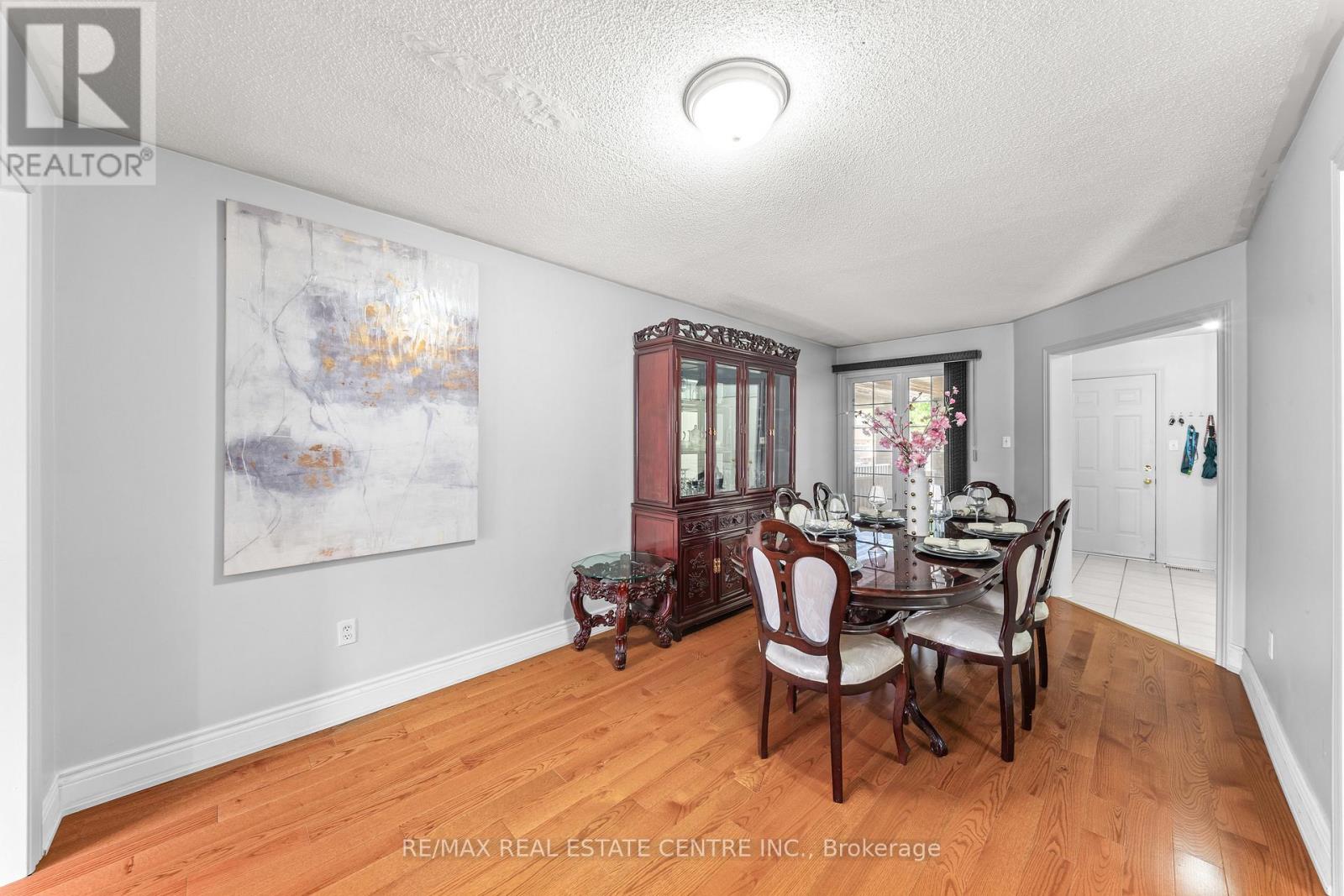 18 Velvet Grass Lane, Brampton, Ontario  L6R 1W6 - Photo 12 - W13466274