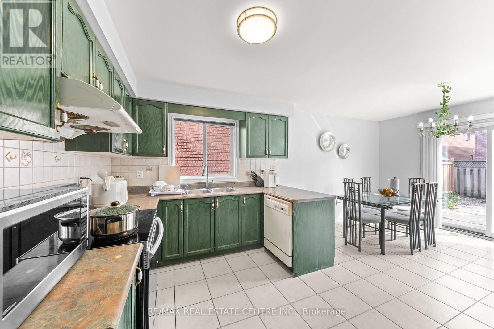 18 Velvet Grass Lane, Brampton, Ontario  L6R 1W6 - Photo 13 - W13466274