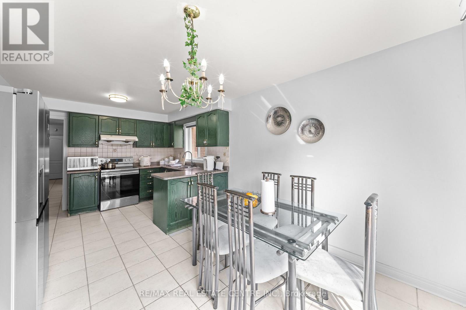 18 Velvet Grass Lane, Brampton, Ontario  L6R 1W6 - Photo 17 - W13466274