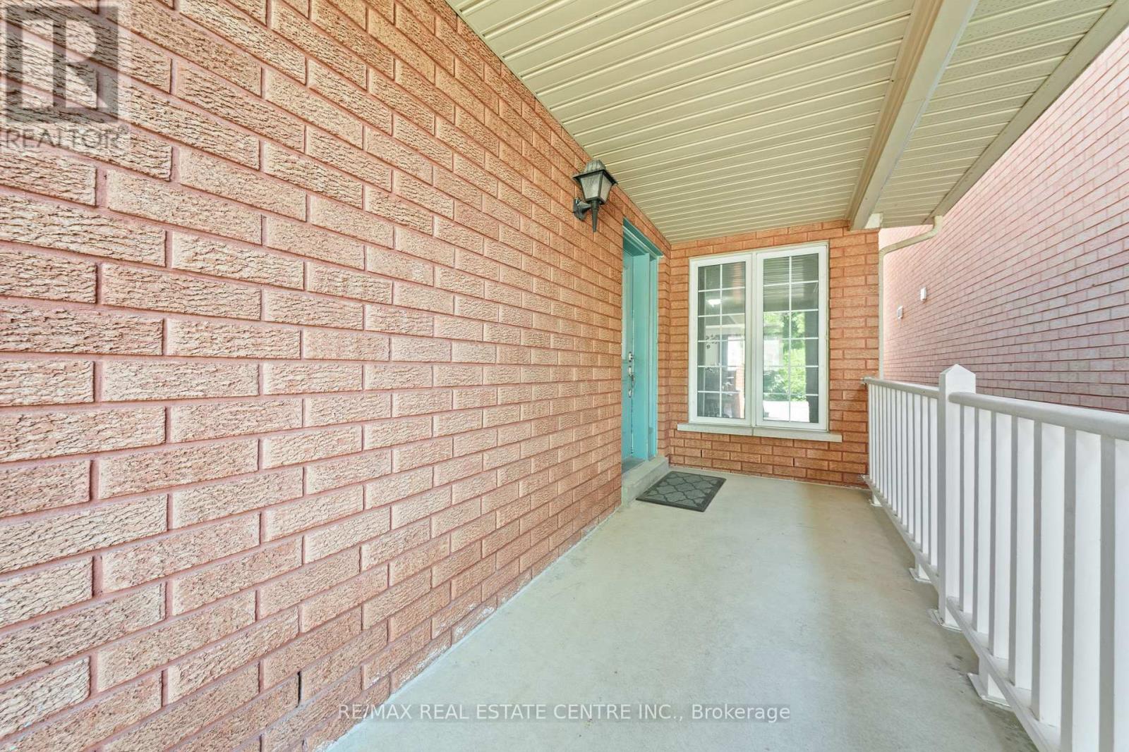 18 Velvet Grass Lane, Brampton, Ontario  L6R 1W6 - Photo 4 - W13466274