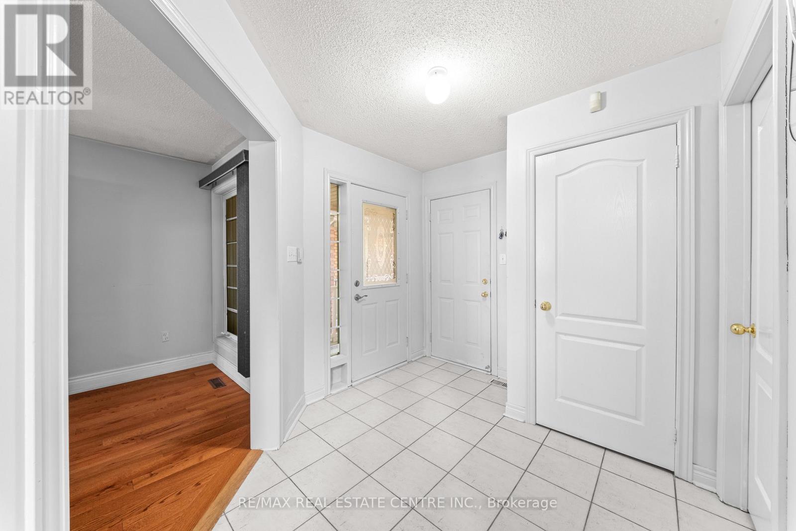 18 Velvet Grass Lane, Brampton, Ontario  L6R 1W6 - Photo 5 - W13466274