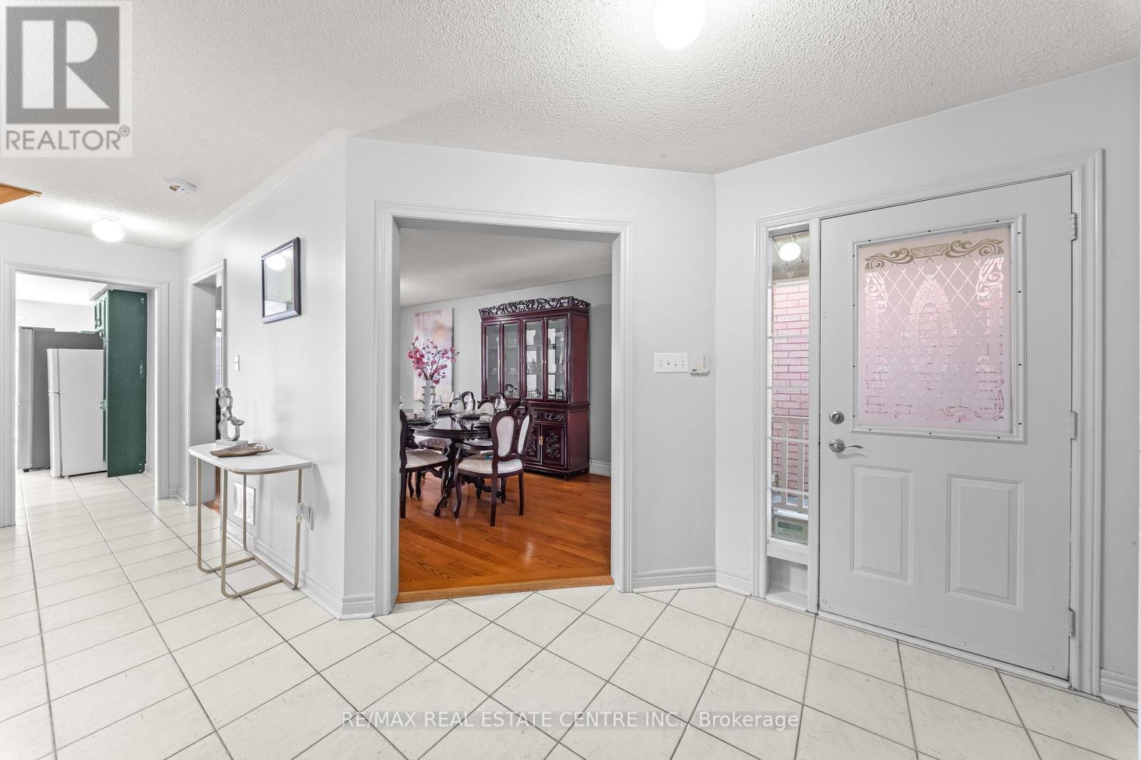 18 Velvet Grass Lane, Brampton, Ontario  L6R 1W6 - Photo 6 - W13466274