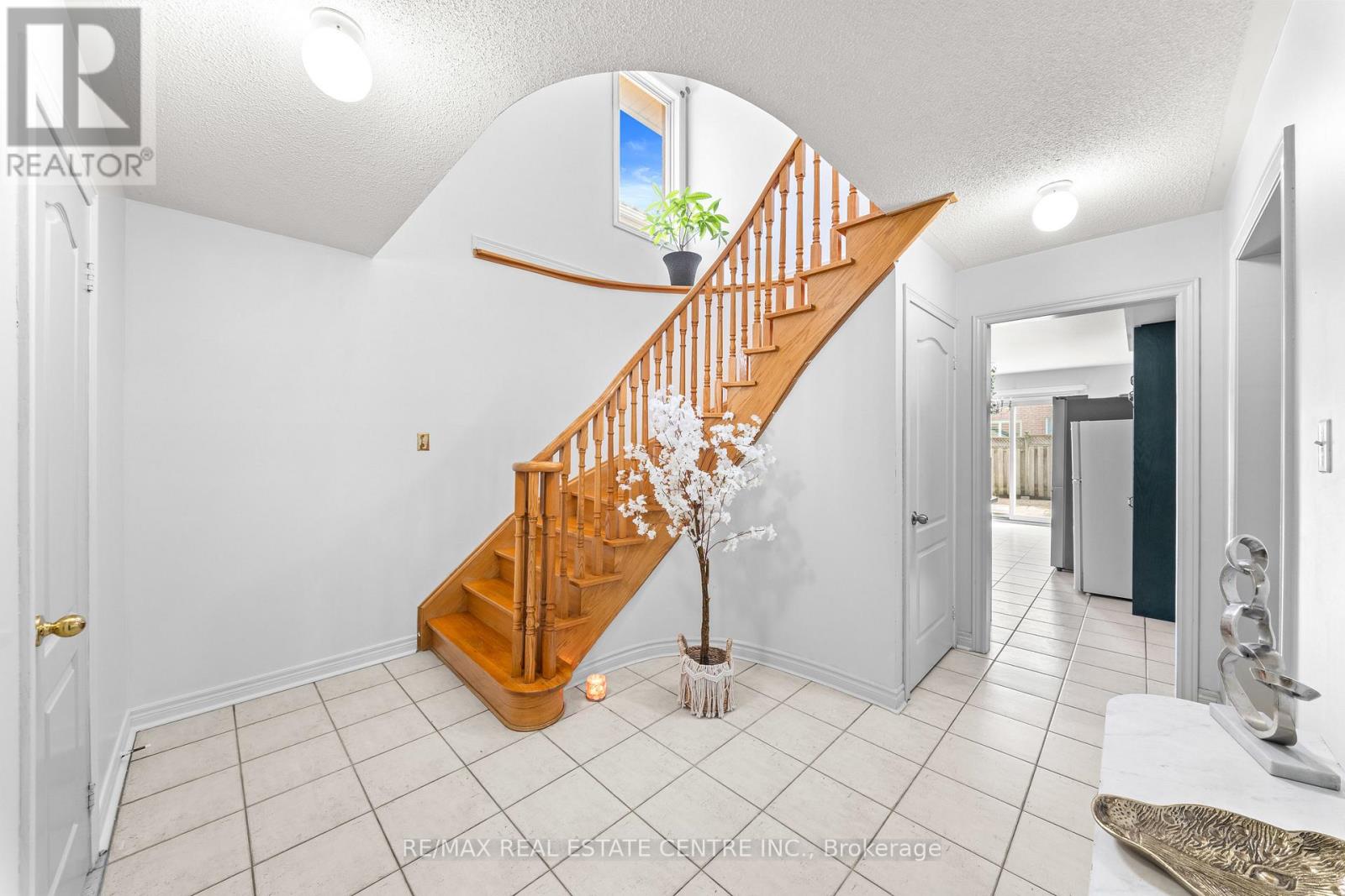 18 Velvet Grass Lane, Brampton, Ontario  L6R 1W6 - Photo 7 - W13466274