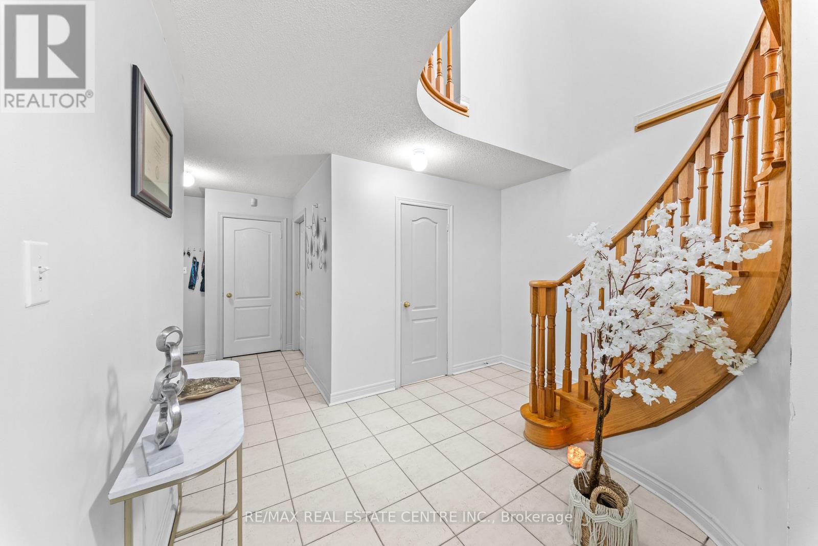 18 Velvet Grass Lane, Brampton, Ontario  L6R 1W6 - Photo 8 - W13466274