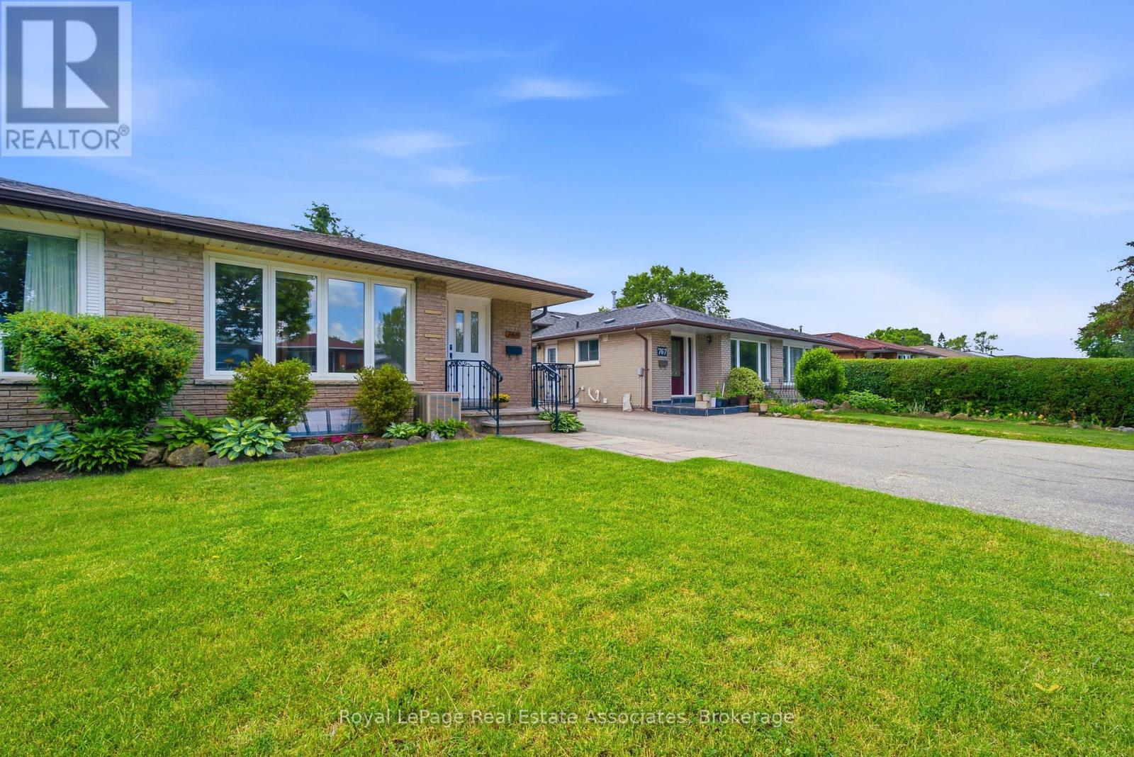 769 Eaglemount Crescent, Mississauga, Ontario  L5C 1H2 - Photo 2 - W13466376