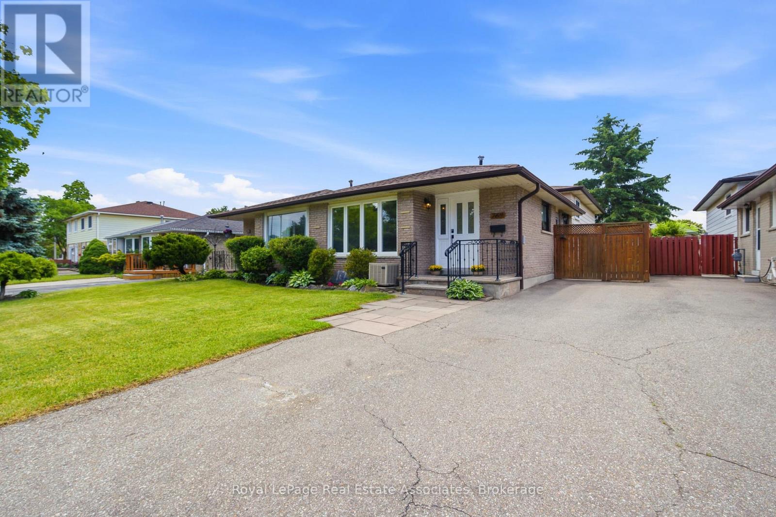 769 Eaglemount Crescent, Mississauga, Ontario  L5C 1H2 - Photo 3 - W13466376