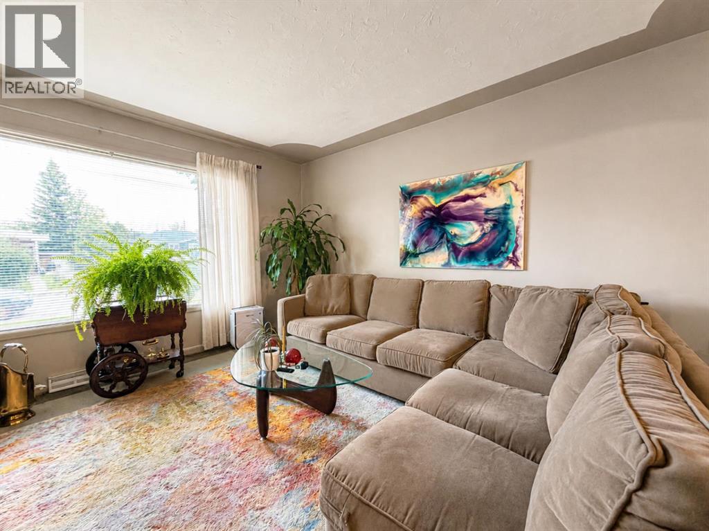 2115 Halifax Crescent Nw, Calgary, Alberta  T2M 4C8 - Photo 3 - A2319603