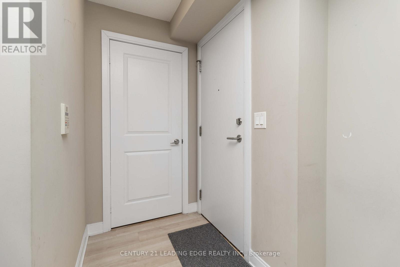 806 - 330 Burnhamthorpe Road W, Mississauga, Ontario  L5B 0E1 - Photo 4 - W13466476