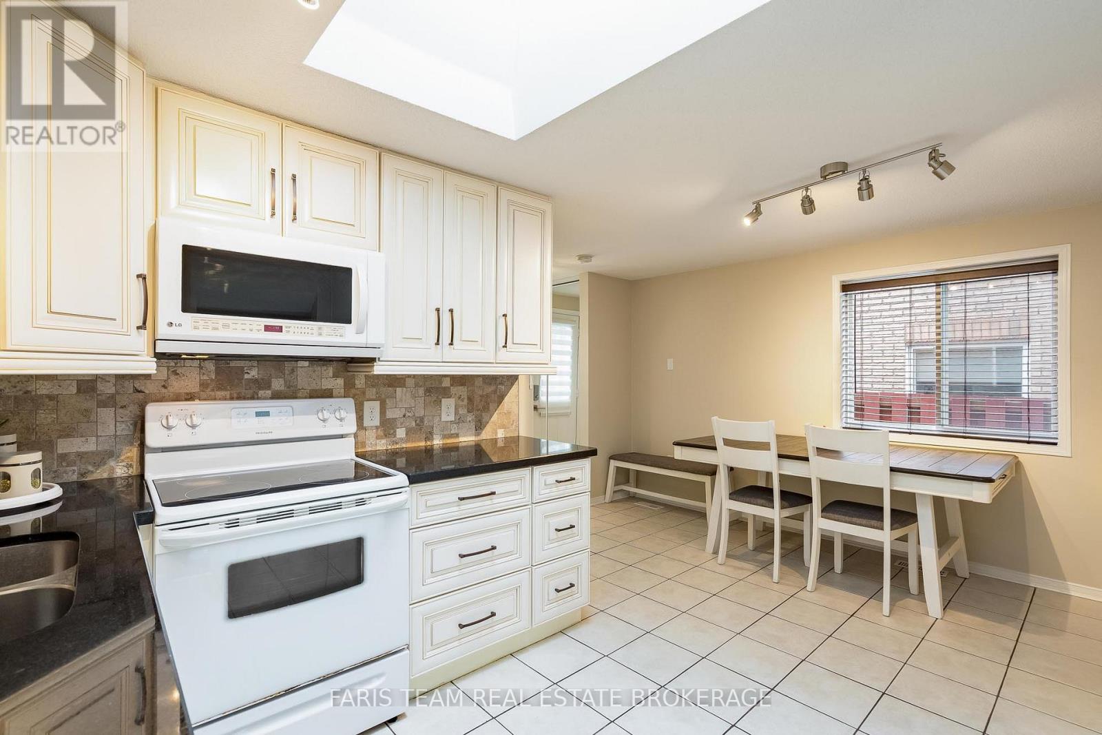 19 Seymour Crescent, Barrie, Ontario  L4N 8N4 - Photo 5 - S13441286