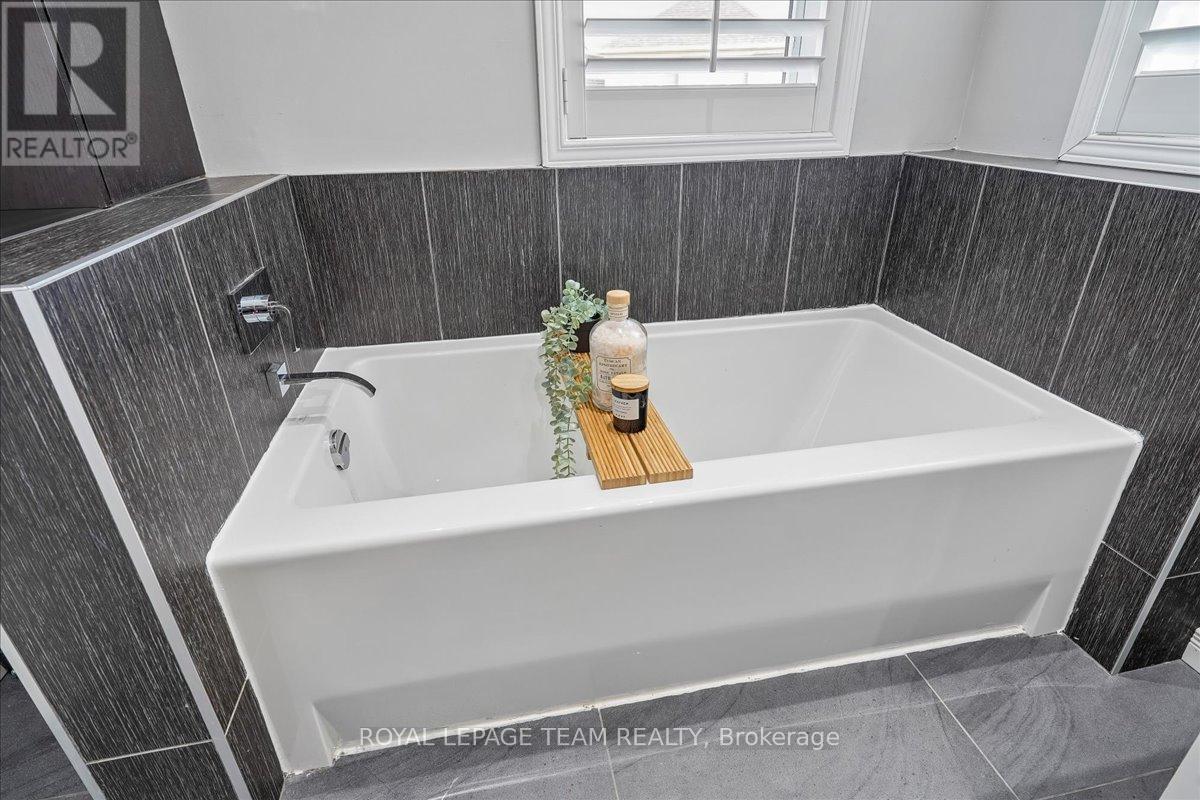 41 Platinum Drive, Toronto, Ontario  M6M 5K2 - Photo 22 - W13154264