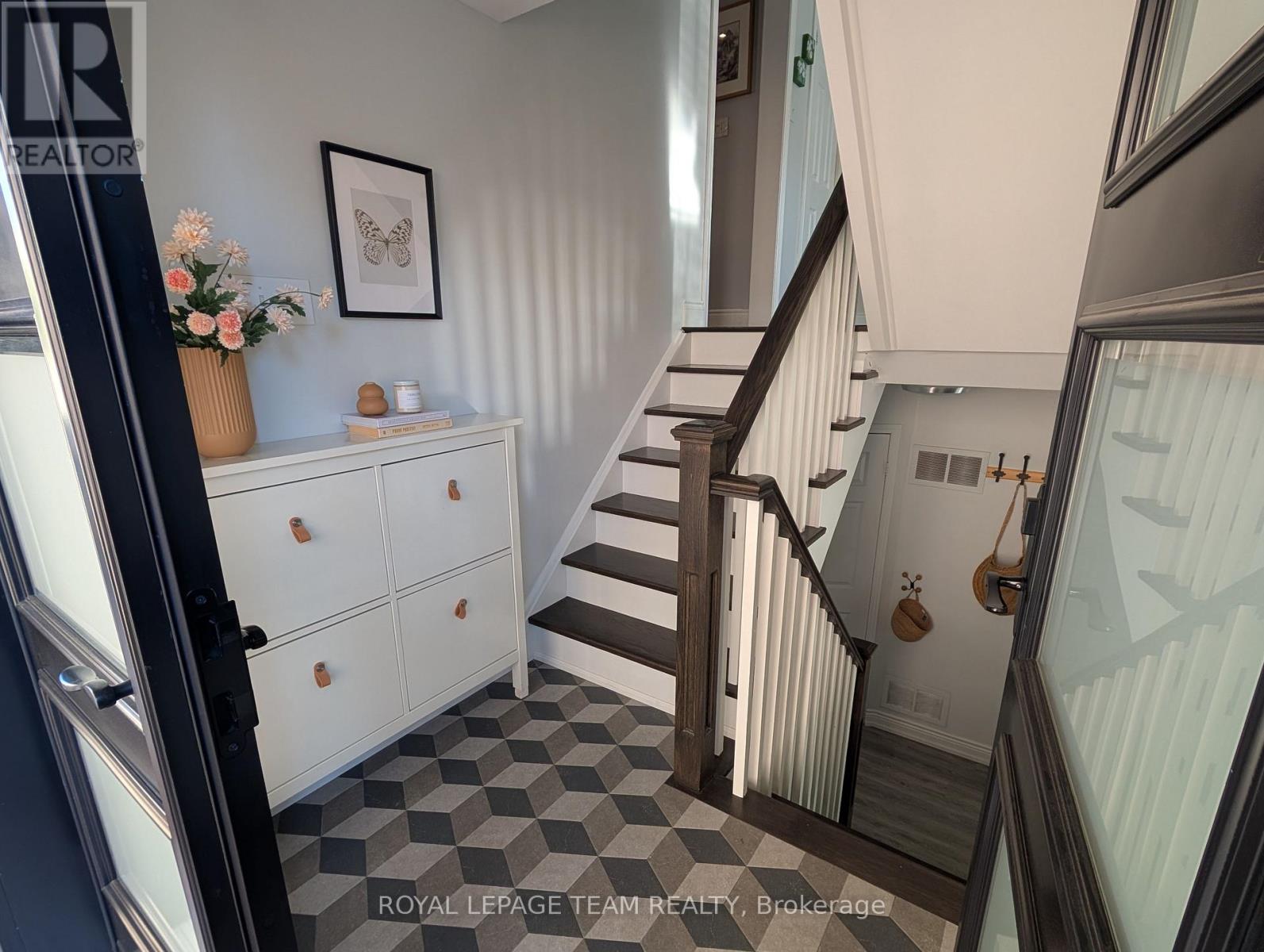 41 Platinum Drive, Toronto, Ontario  M6M 5K2 - Photo 4 - W13154264