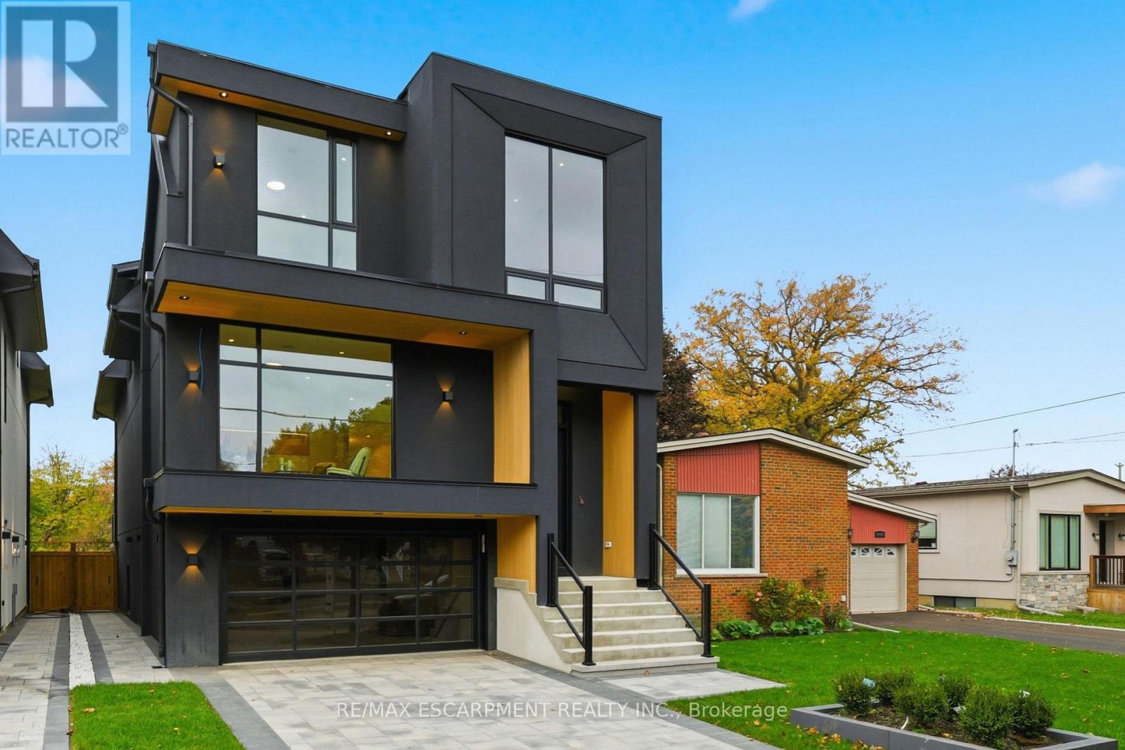 957 Halliday Avenue, Mississauga, Ontario  L5E 1P4 - Photo 3 - W13280398
