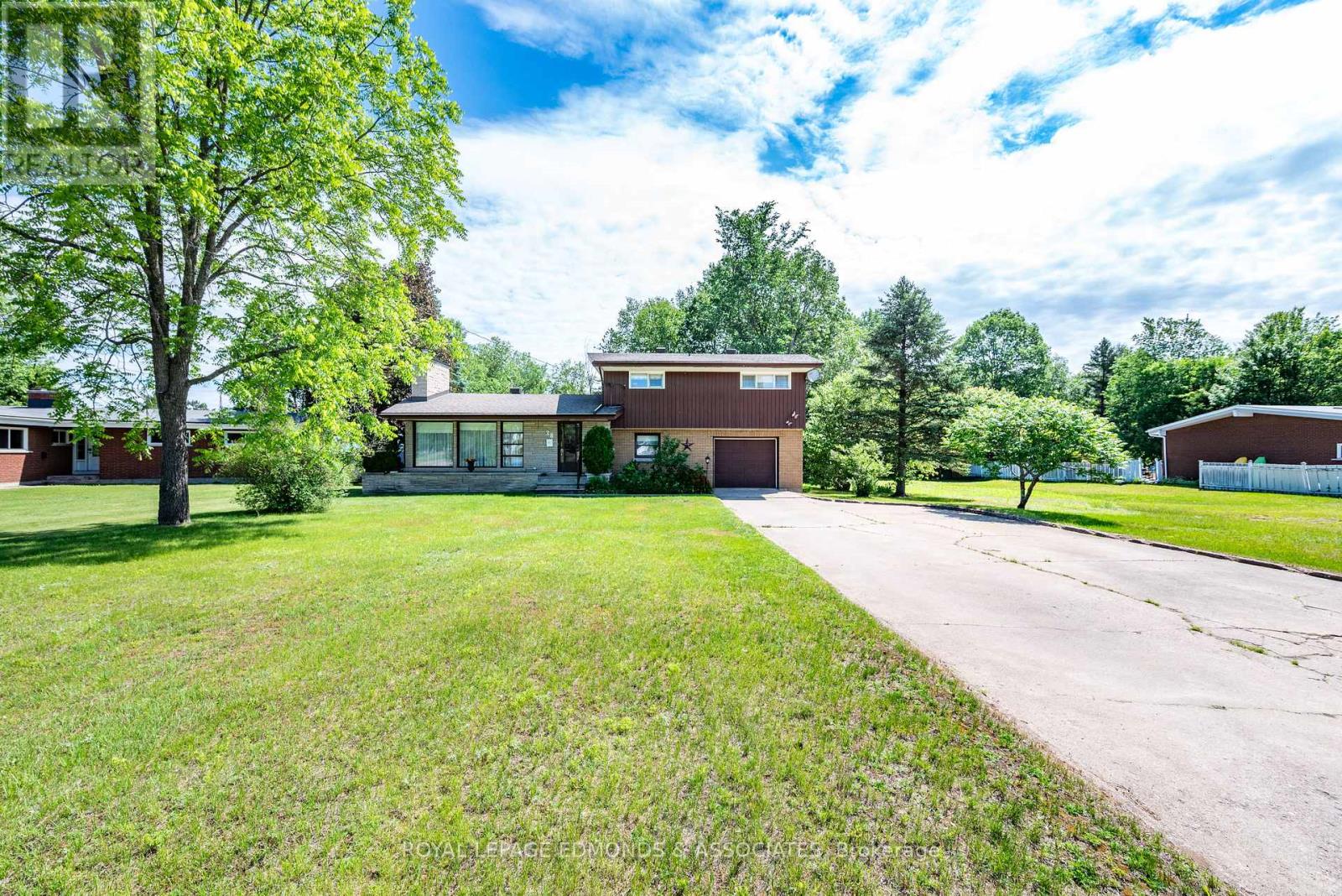 28 Barry Street, Laurentian Valley, Ontario  K8A 7L5 - Photo 3 - X13467120