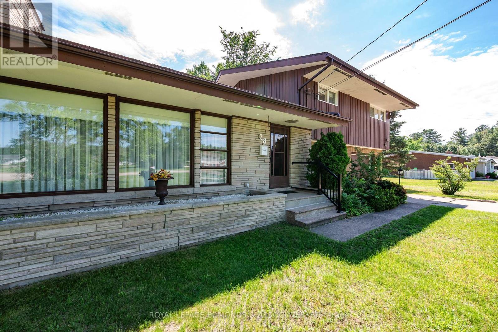 28 Barry Street, Laurentian Valley, Ontario  K8A 7L5 - Photo 4 - X13467120