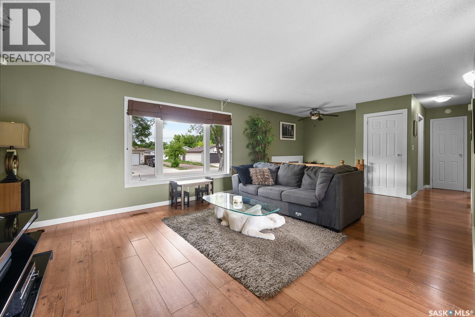 10 Bastedo Crescent, Regina, Saskatchewan  S4T 6X9 - Photo 4 - SK039978