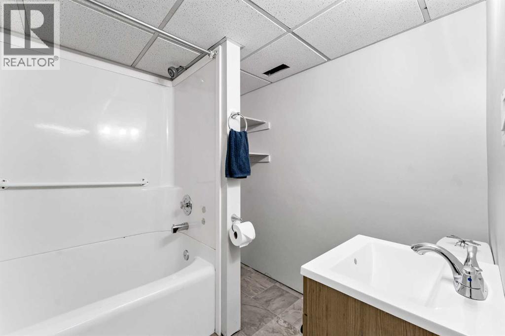 1005 Bullivant Crescent SW, Medicine Hat, Alberta  T1A 5G7 - Photo 31 - A2322342