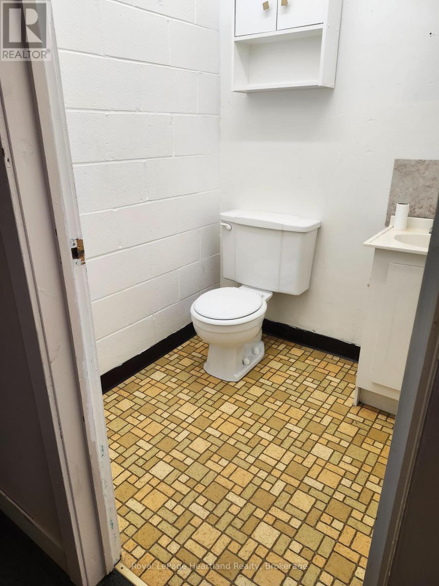 404 Queen Street, North Huron, Ontario N0M 1H0 - Photo 7 - X13467356