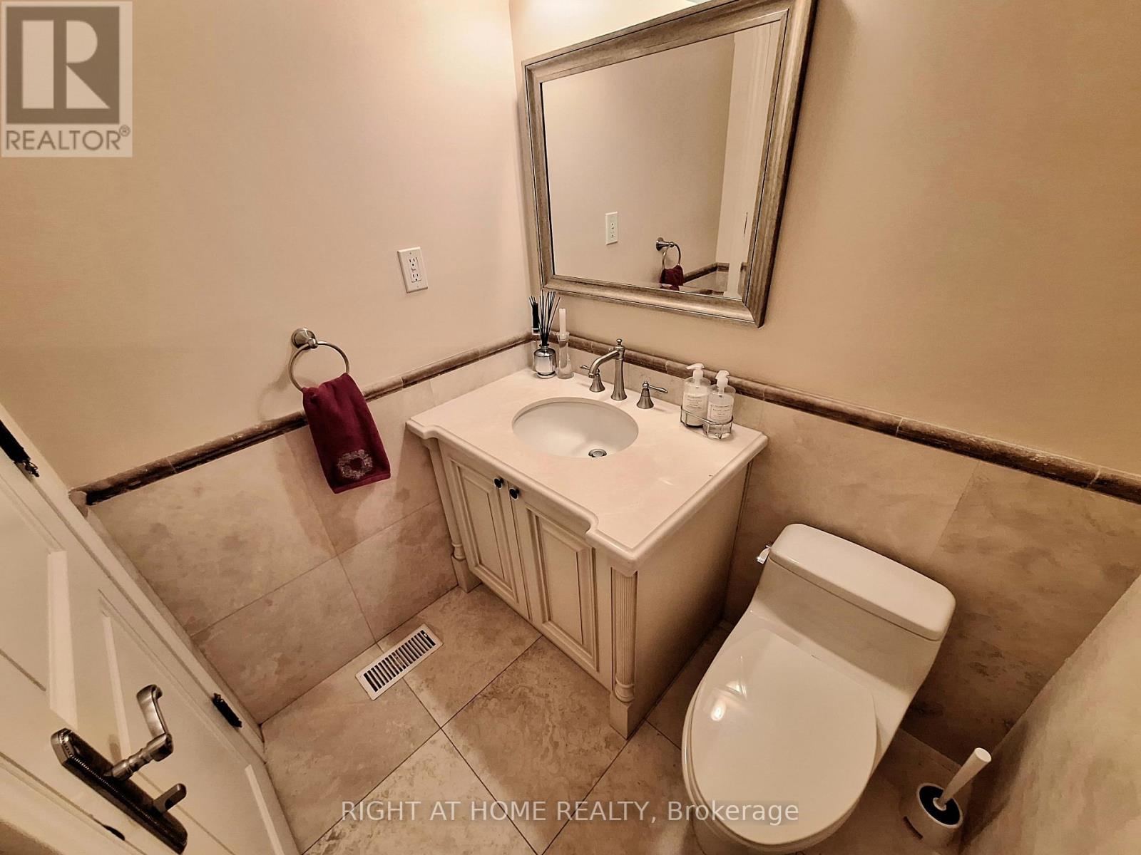 378 Douglas Avenue, Toronto, Ontario  M5M 1H4 - Photo 10 - C13467222