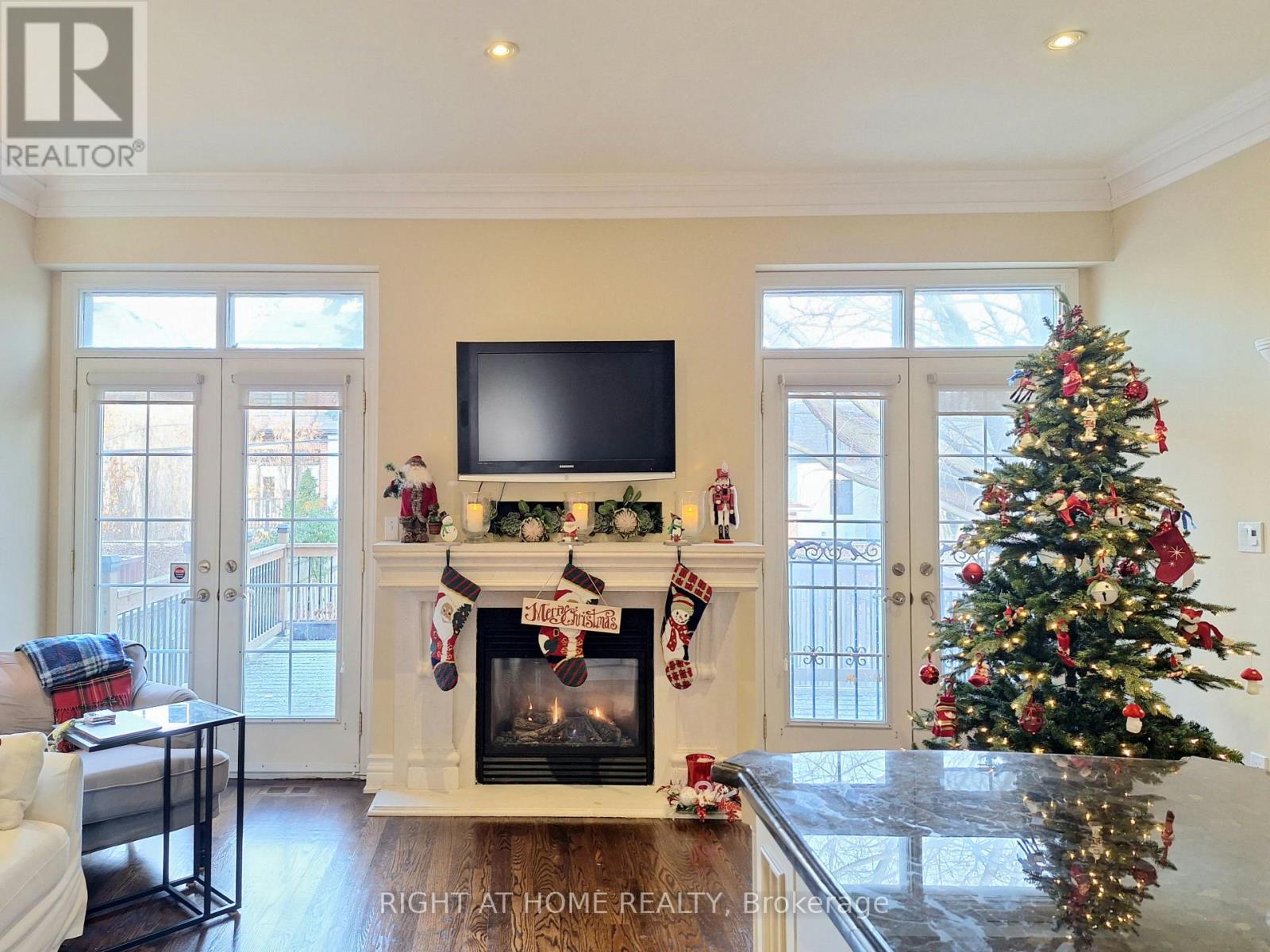 378 Douglas Avenue, Toronto, Ontario  M5M 1H4 - Photo 11 - C13467222