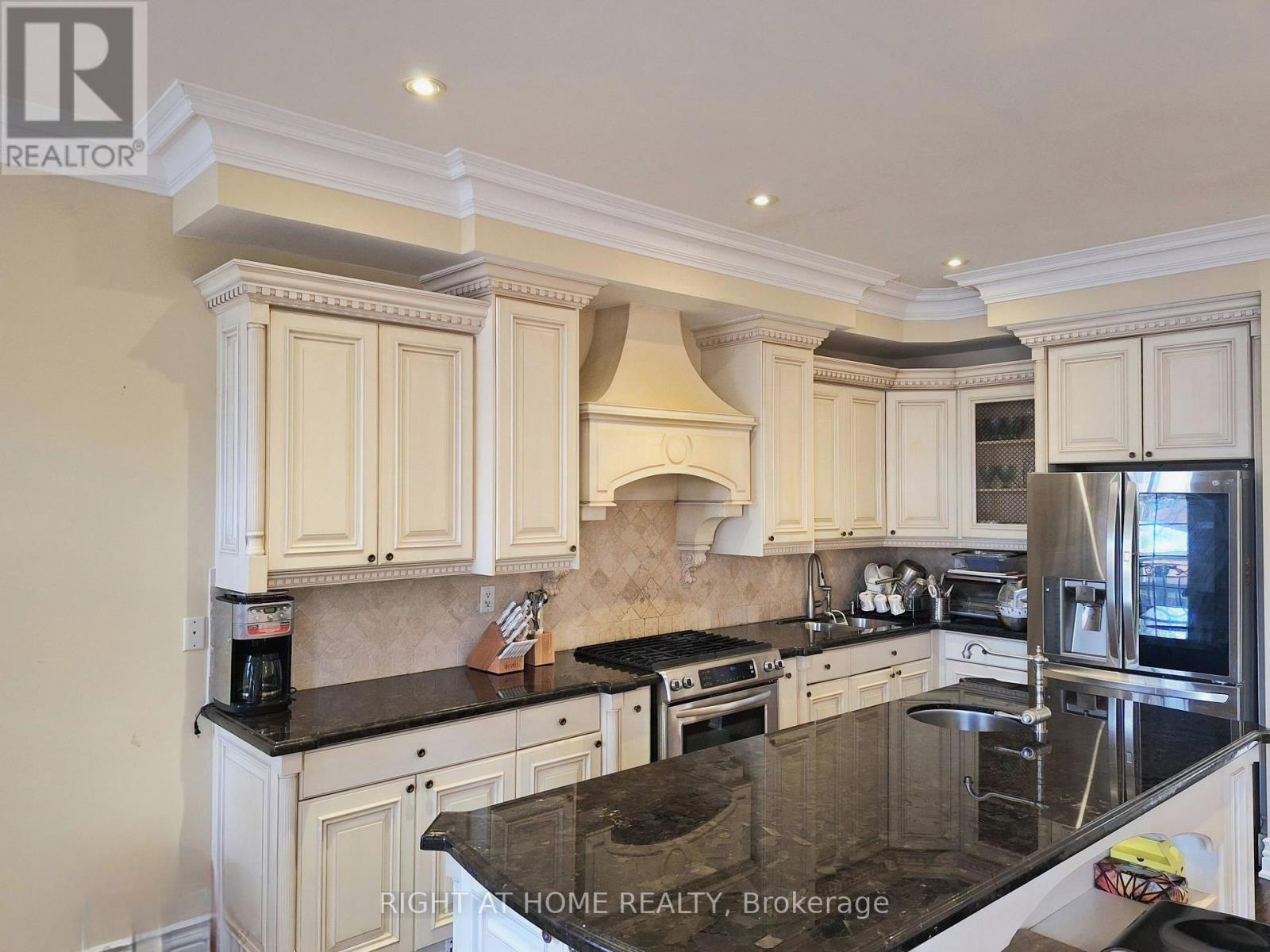 378 Douglas Avenue, Toronto, Ontario  M5M 1H4 - Photo 12 - C13467222
