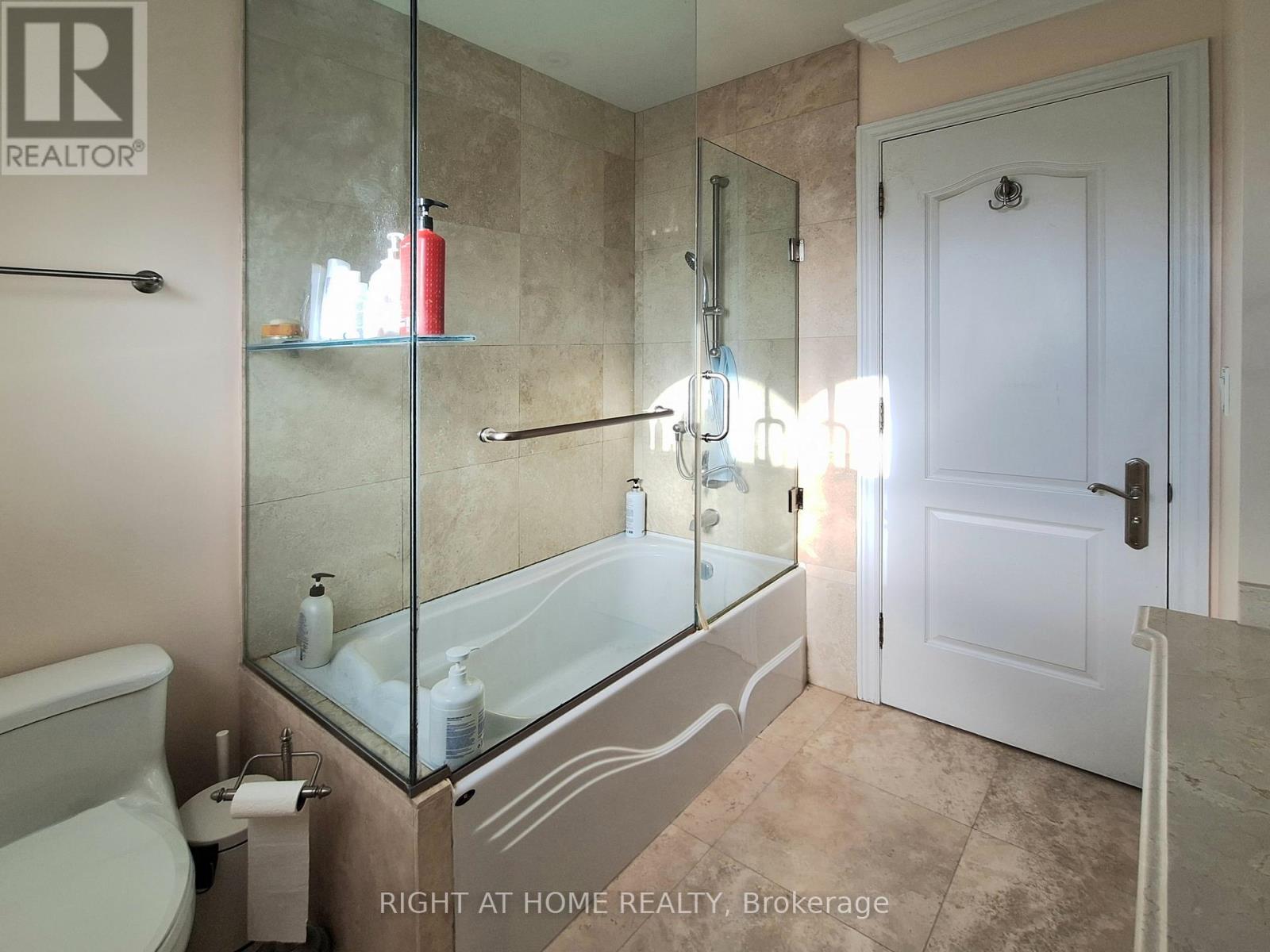 378 Douglas Avenue, Toronto, Ontario  M5M 1H4 - Photo 19 - C13467222