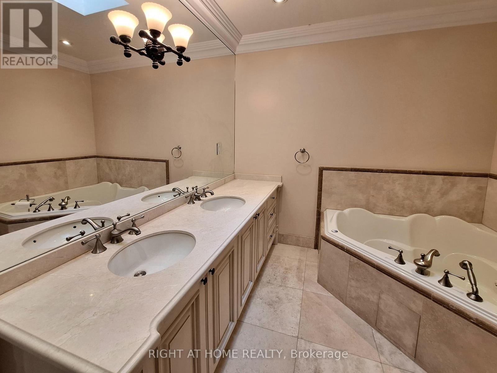 378 Douglas Avenue, Toronto, Ontario  M5M 1H4 - Photo 25 - C13467222
