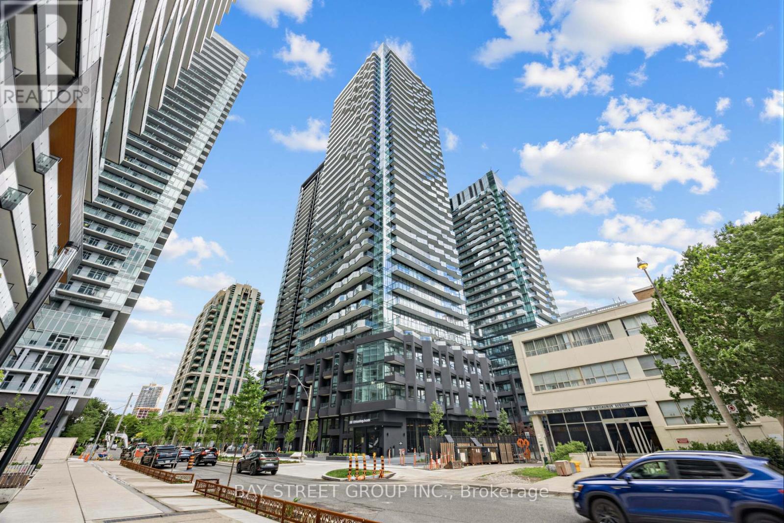 <div class="slider-price">$888,000</div><p>1602 - 110 Broadway Avenue, Toronto, Ontario</p>