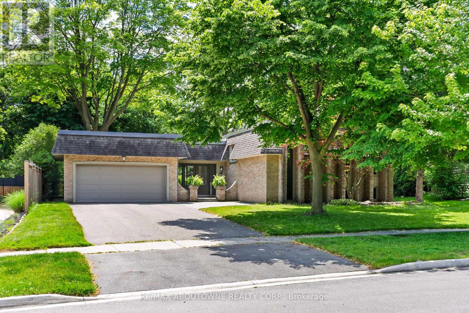 166 CASTLE CRESCENT, Oakville, Ontario