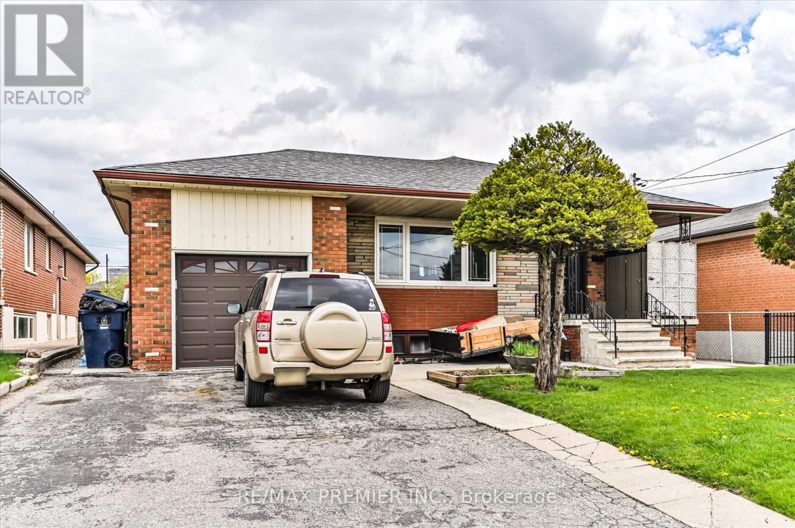 LOWER - 39 JOCADA ROAD, Toronto, Ontario