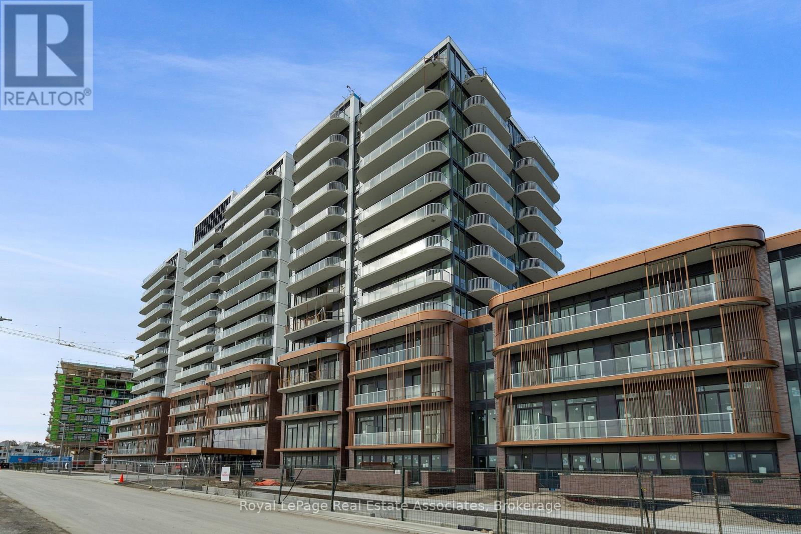 324 - 220 Missinnihe Way, Mississauga, Ontario  L5H 0A9 - Photo 2 - W13467458