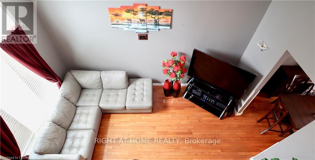 432 Heritage Drive, Kitchener, Ontario  N2B 3M9 - Photo 4 - X13467252