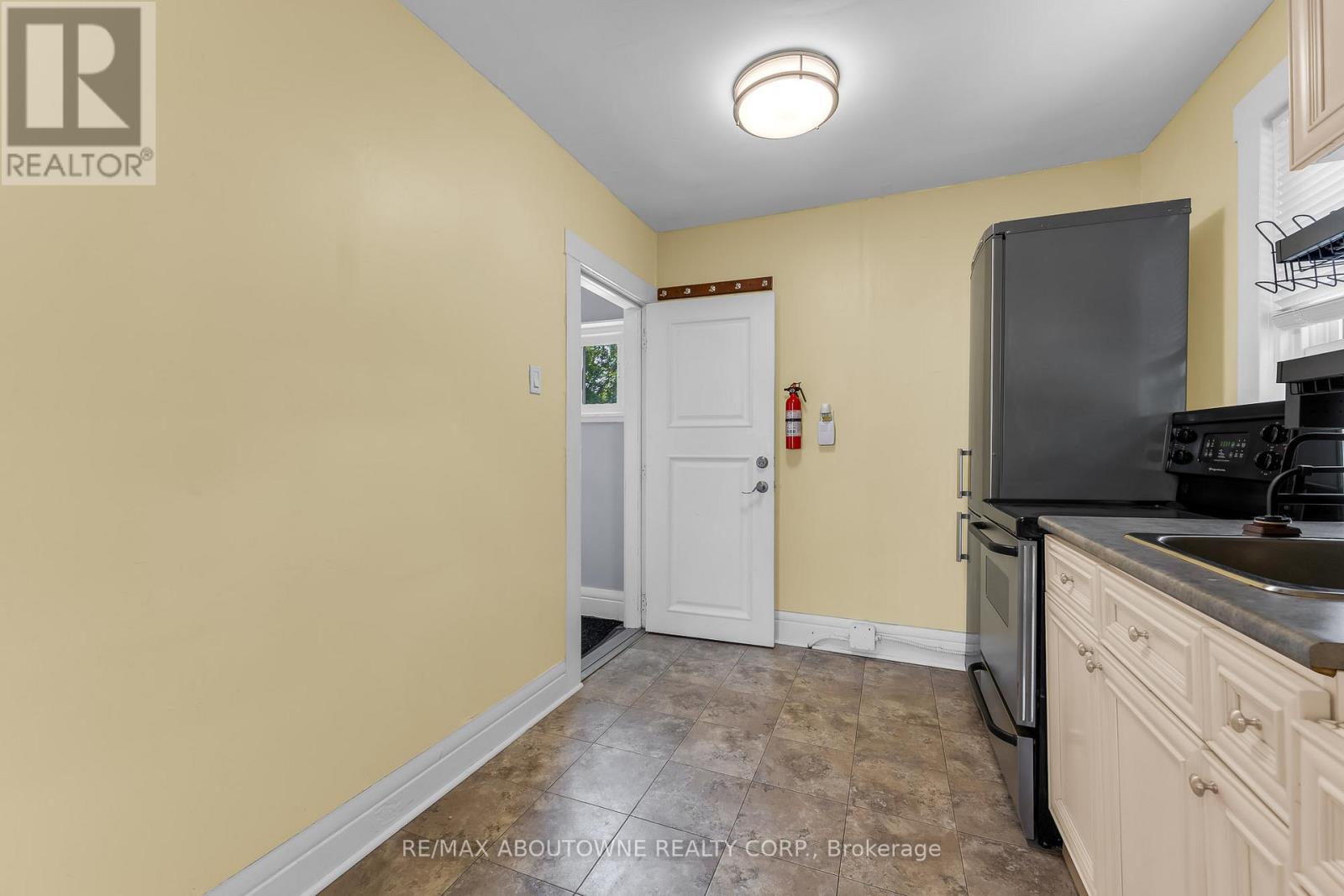 153 Lake Street, St. Catharines, Ontario  L2R 5Y5 - Photo 3 - X13467492