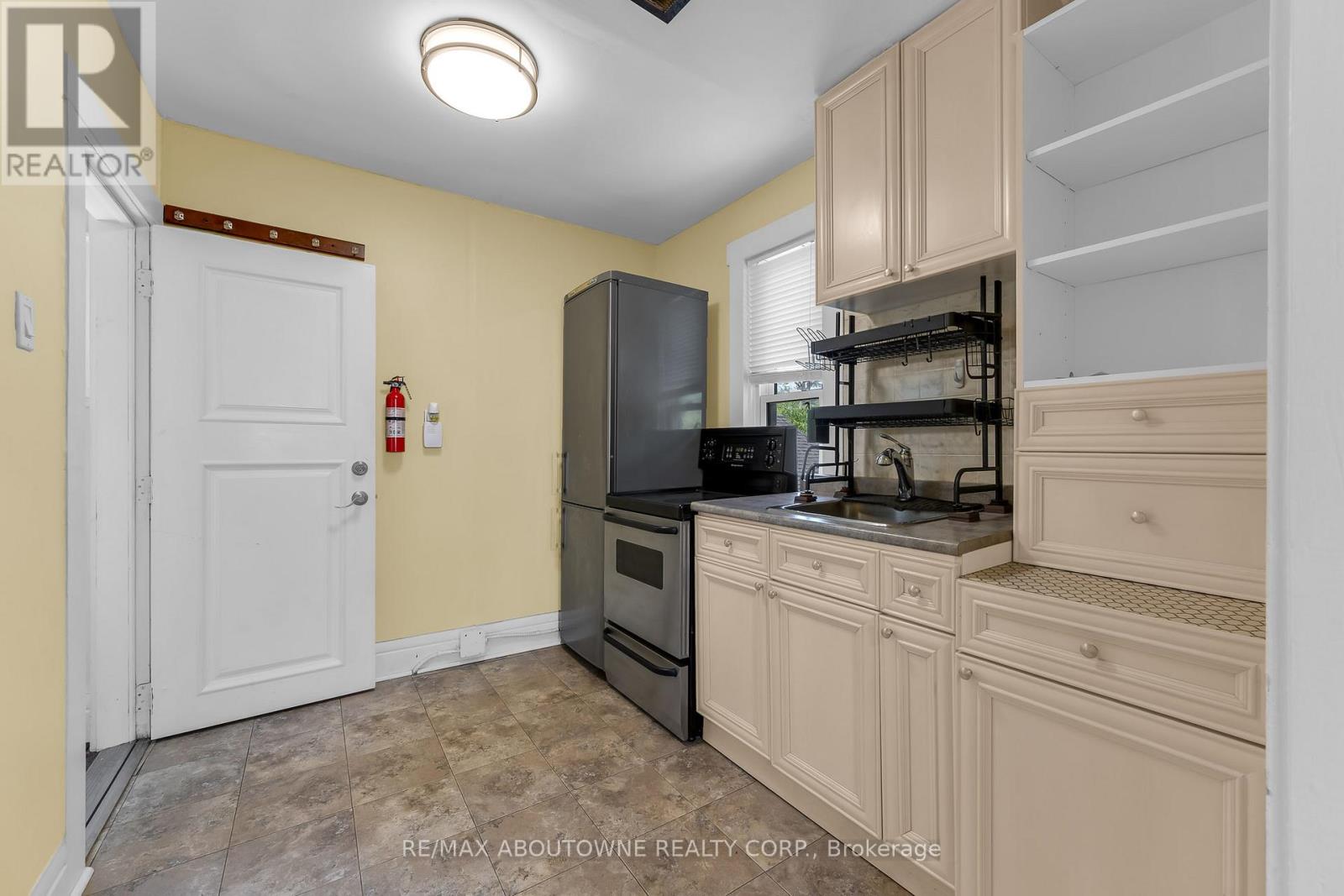 153 Lake Street, St. Catharines, Ontario  L2R 5Y5 - Photo 4 - X13467492