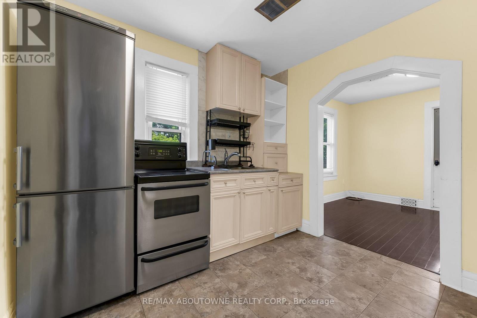 153 Lake Street, St. Catharines, Ontario  L2R 5Y5 - Photo 5 - X13467492