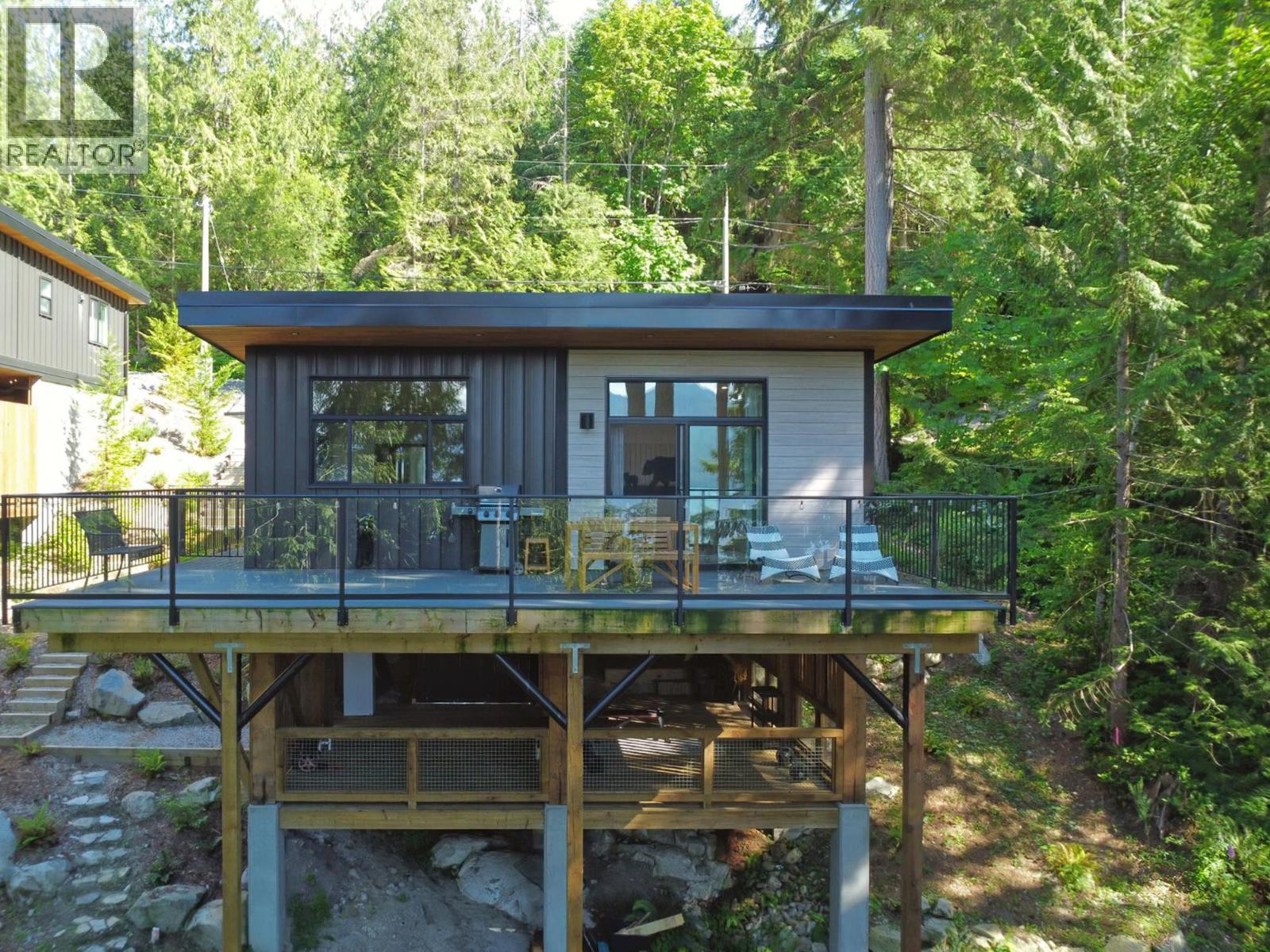 5792 Tillicum Bay Road, Sechelt, British Columbia  V7Z 0C7 - Photo 1 - R3137808