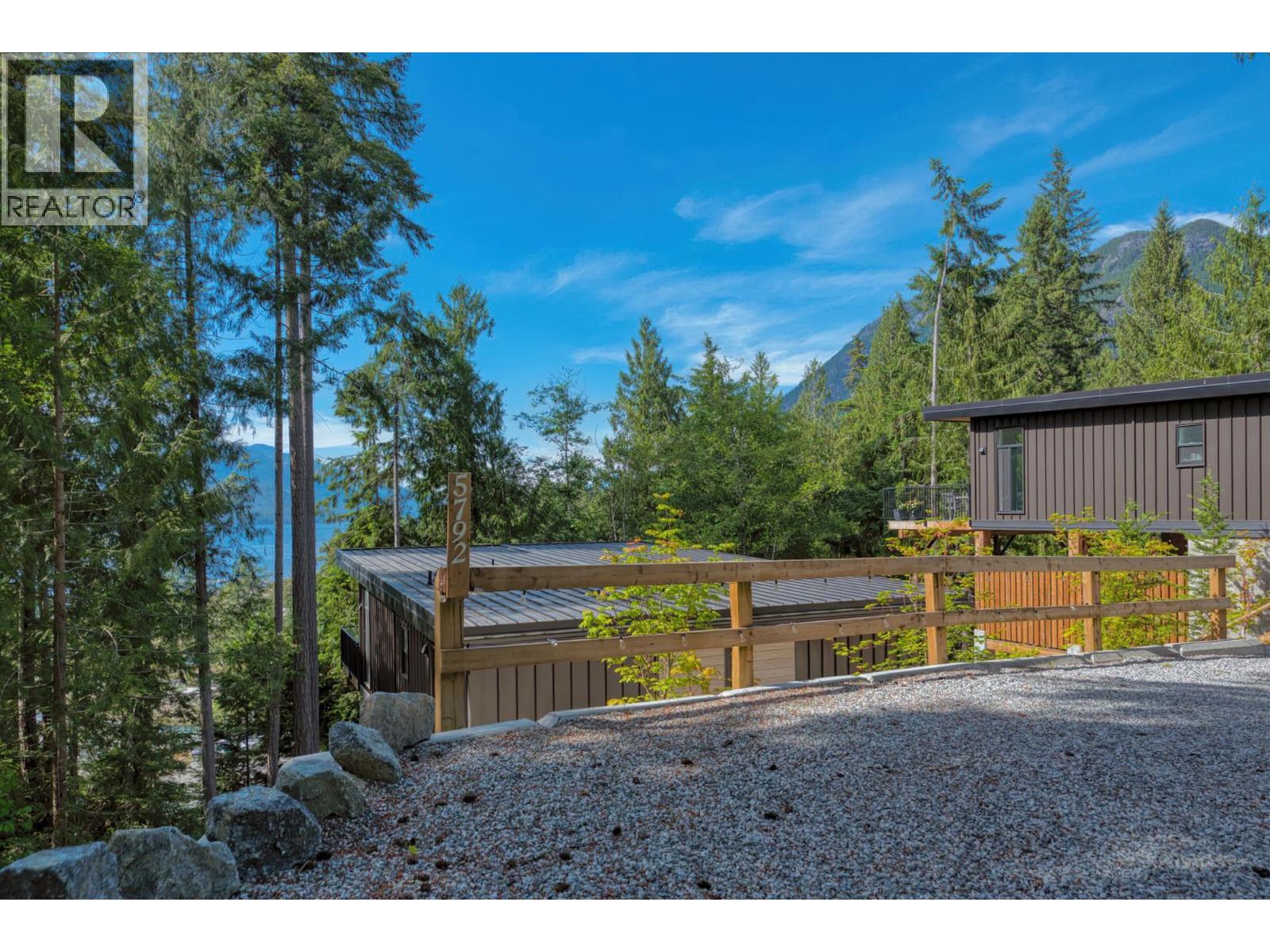 5792 Tillicum Bay Road, Sechelt, British Columbia  V7Z 0C7 - Photo 4 - R3137808