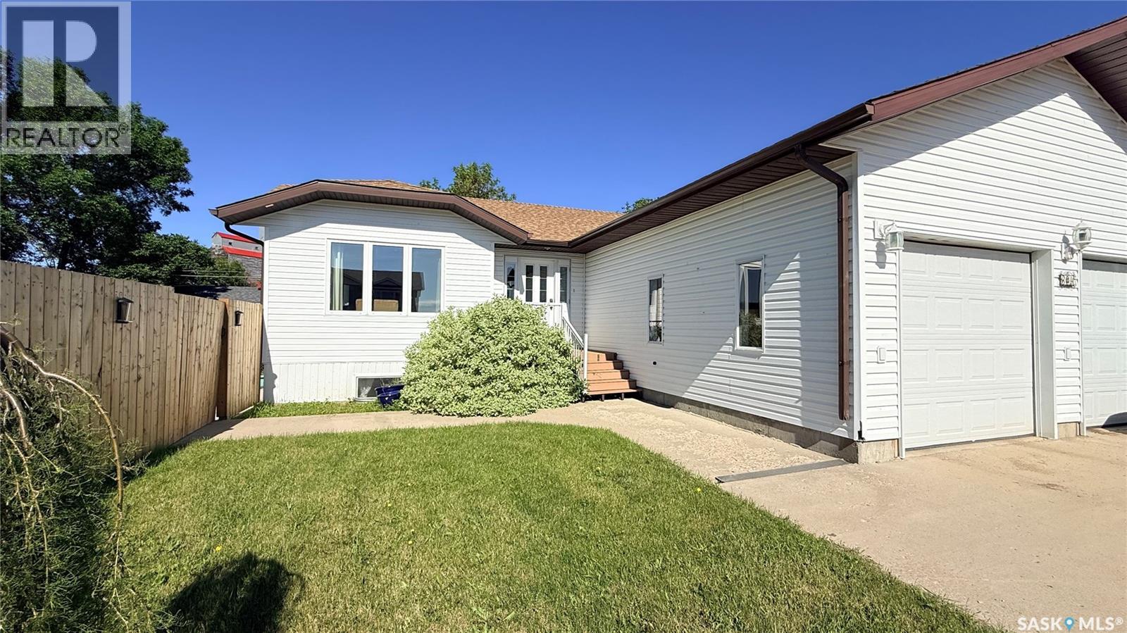 304 Archibald Street, Midale, Saskatchewan  S0C 1S0 - Photo 3 - SK039757