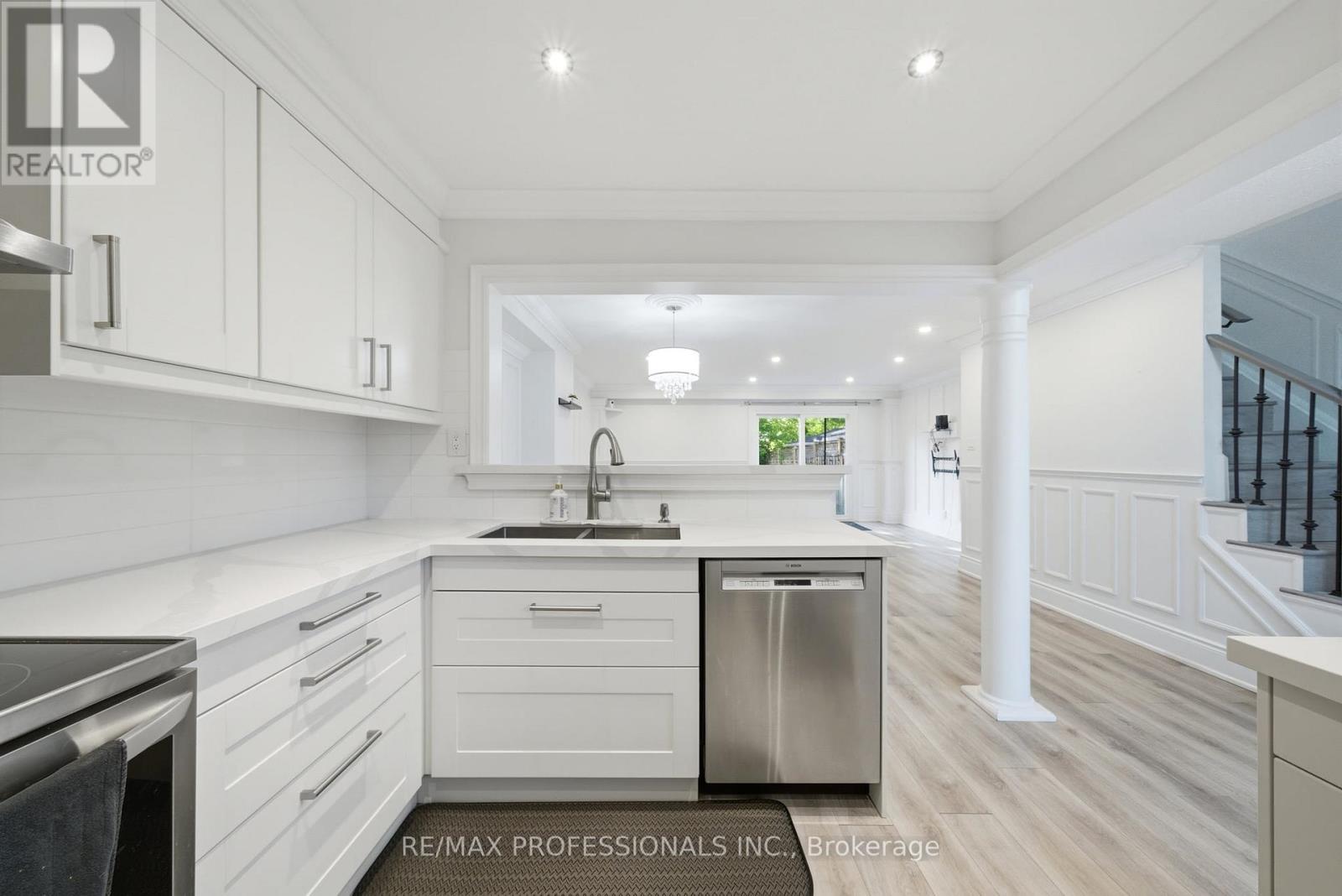 6 - 141 Ripley Court, Oakville, Ontario  L6H 1H2 - Photo 4 - W13467542