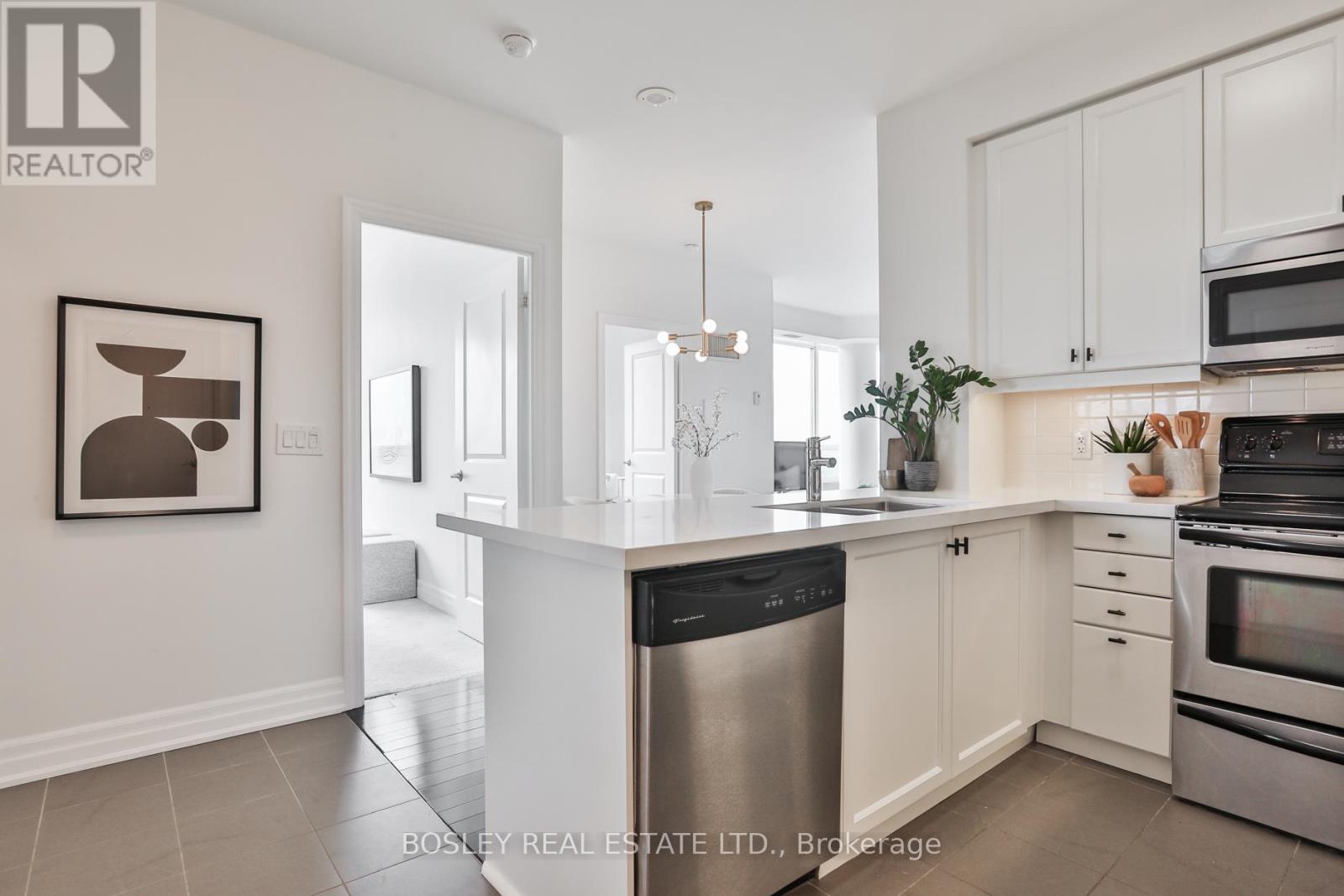 701 - 500 St Clair Avenue W, Toronto, Ontario  M6C 1A8 - Photo 3 - C13467808