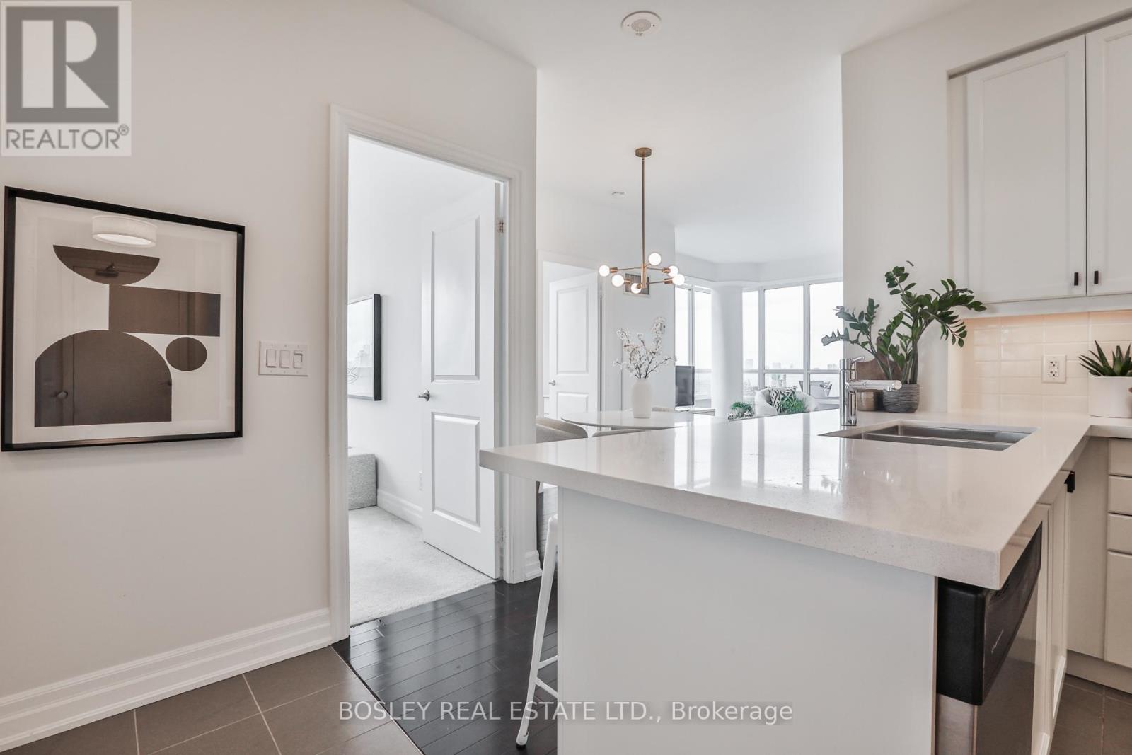 701 - 500 St Clair Avenue W, Toronto, Ontario  M6C 1A8 - Photo 4 - C13467808