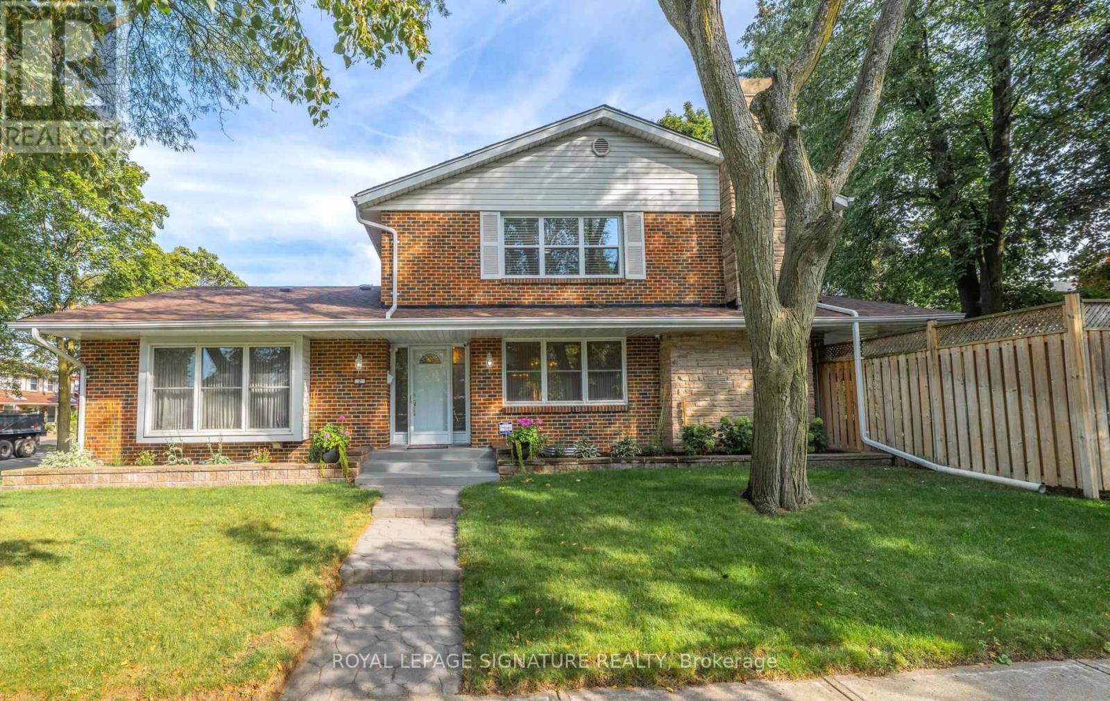 <div class="slider-price">$1,158,800</div><p>2 Gablehurst Crescent, Toronto, Ontario</p>