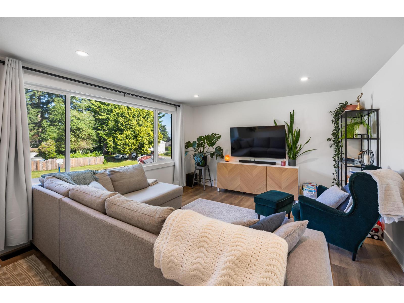 8237 Viola Place, Mission, British Columbia  V2V 5P3 - Photo 7 - R3137759