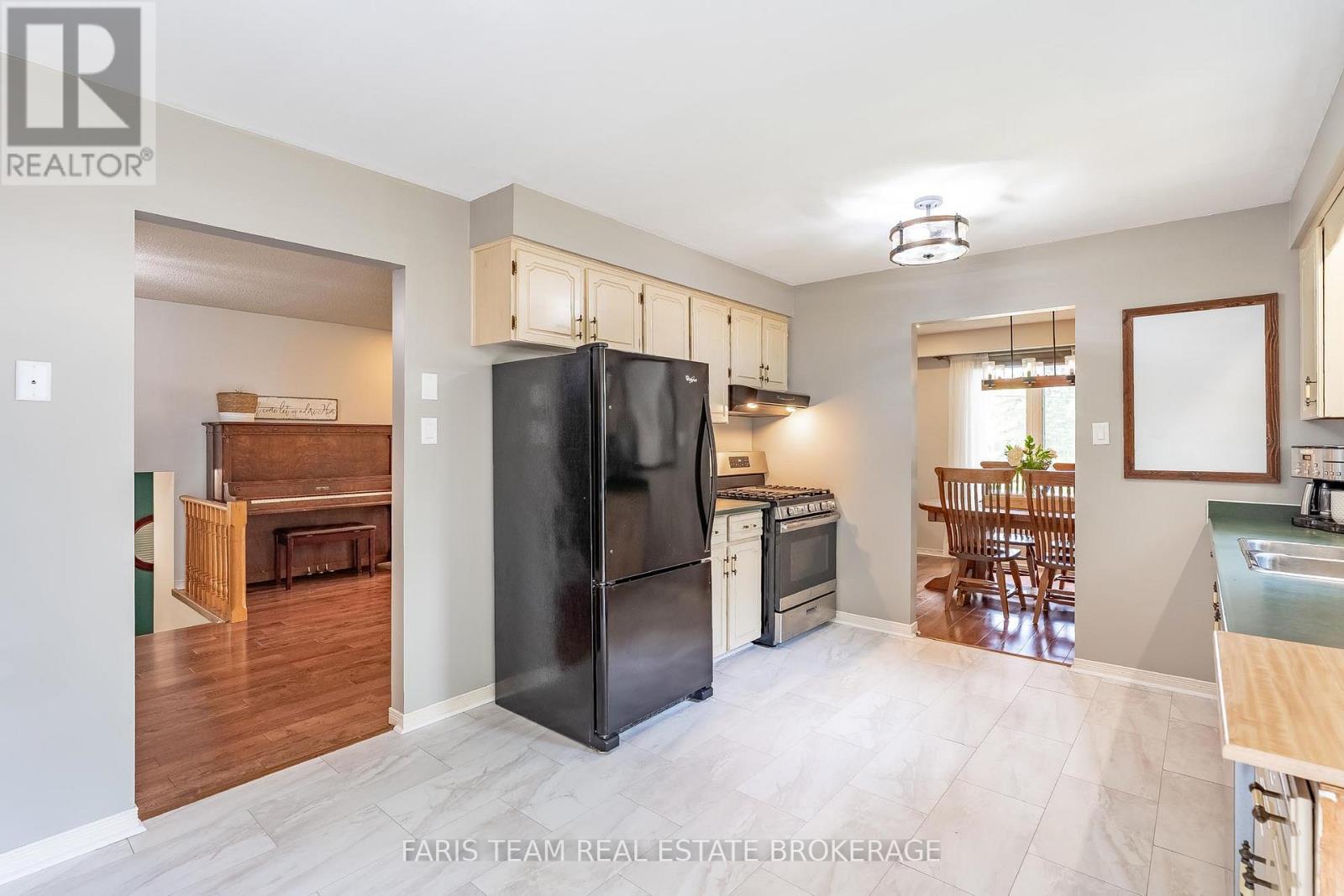 1202 Sunnidale Road, Springwater (Centre Vespra), Ontario  L4M 4S4 - Photo 6 - S13467772