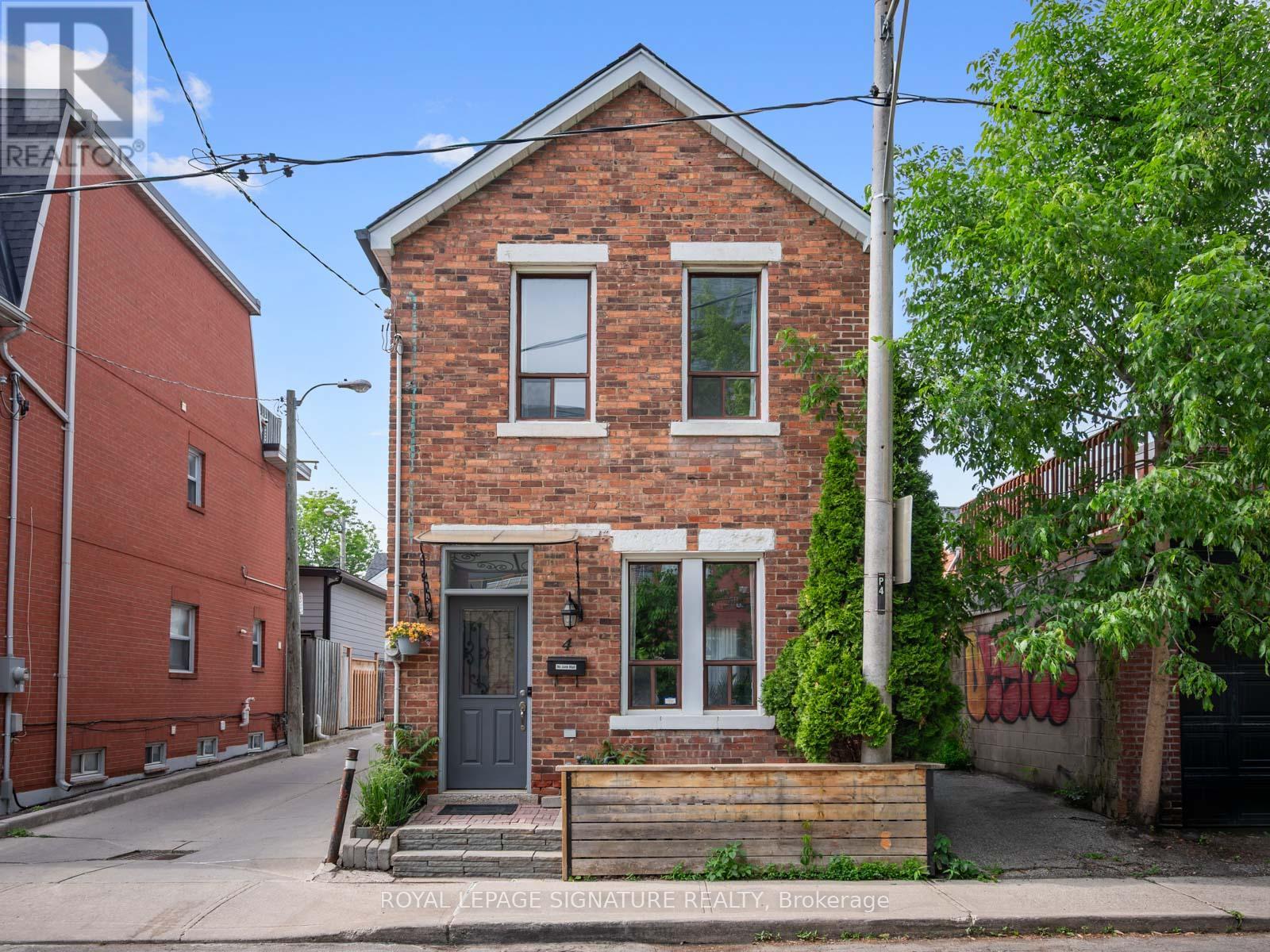 <div class="slider-price">$1,399,999</div><p>4 Whitaker Avenue, Toronto, Ontario</p>