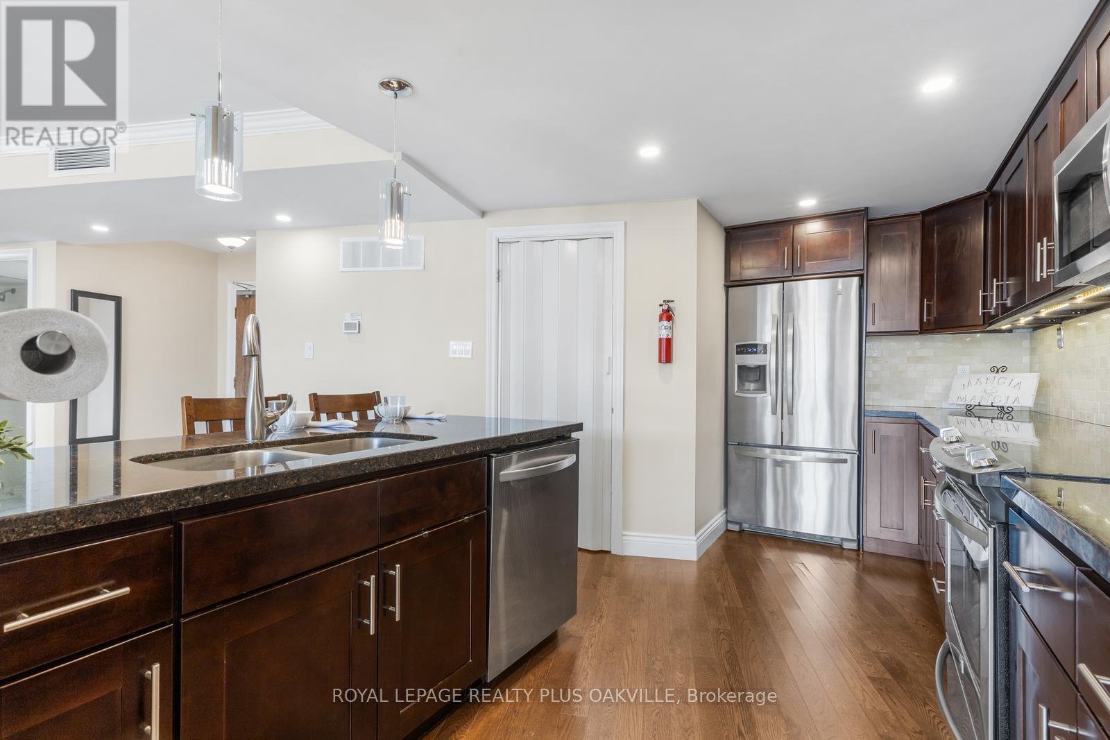 1006 - 1240 Marlborough Court, Oakville, Ontario  L6H 3K7 - Photo 8 - W13467810