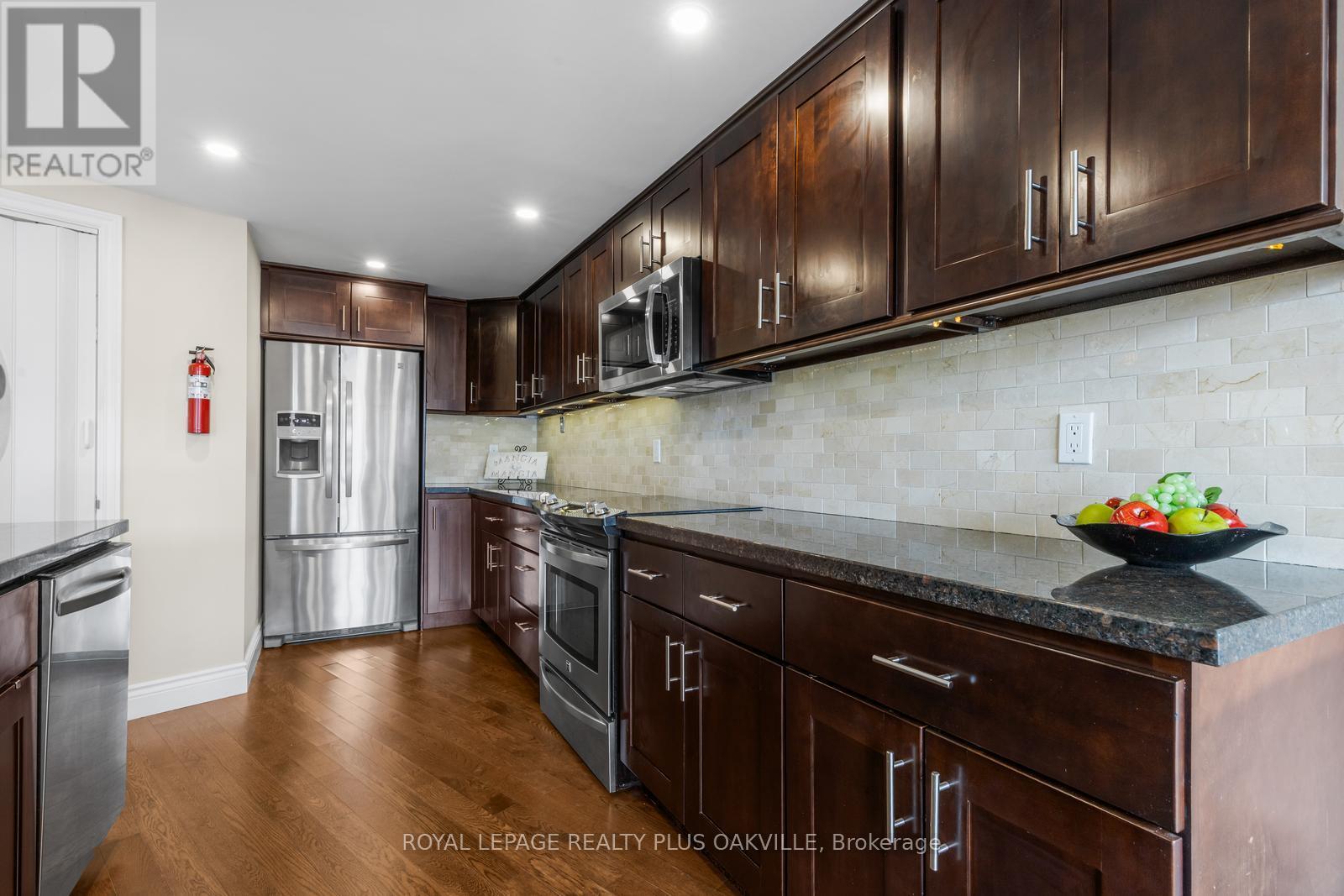 1006 - 1240 Marlborough Court, Oakville, Ontario  L6H 3K7 - Photo 9 - W13467810